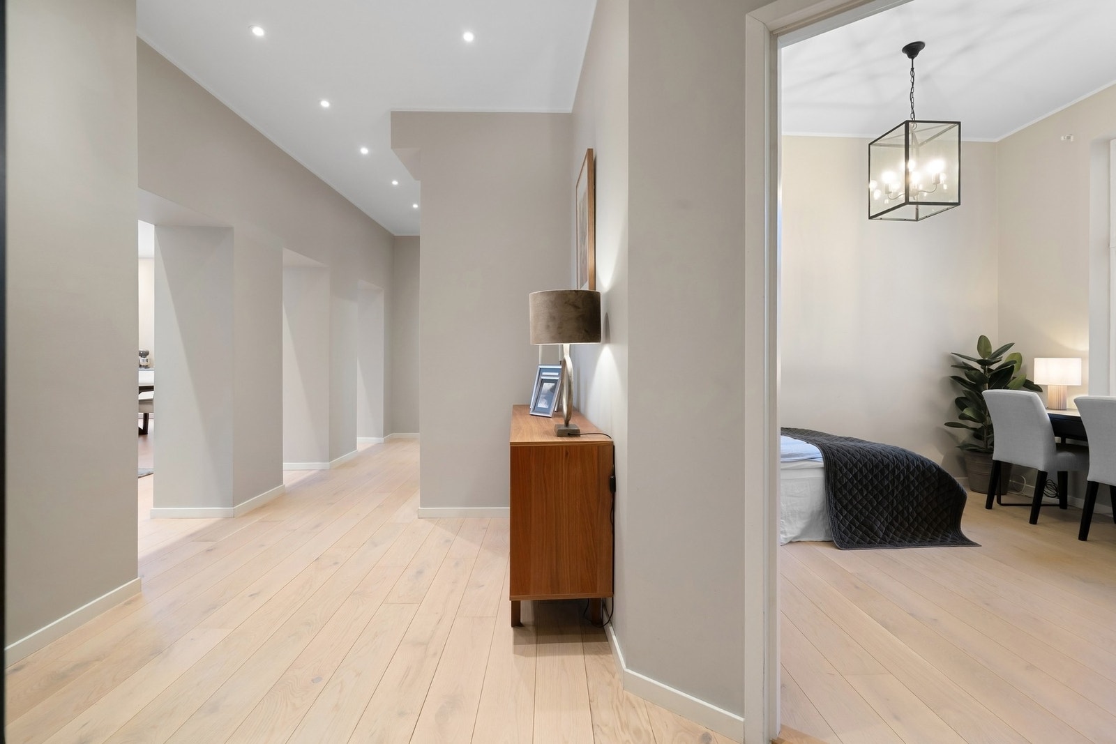 Utstrakt bruk av integrerte downlights i himling gir jevn og behagelig belysning i leiligheten. Galleribilde