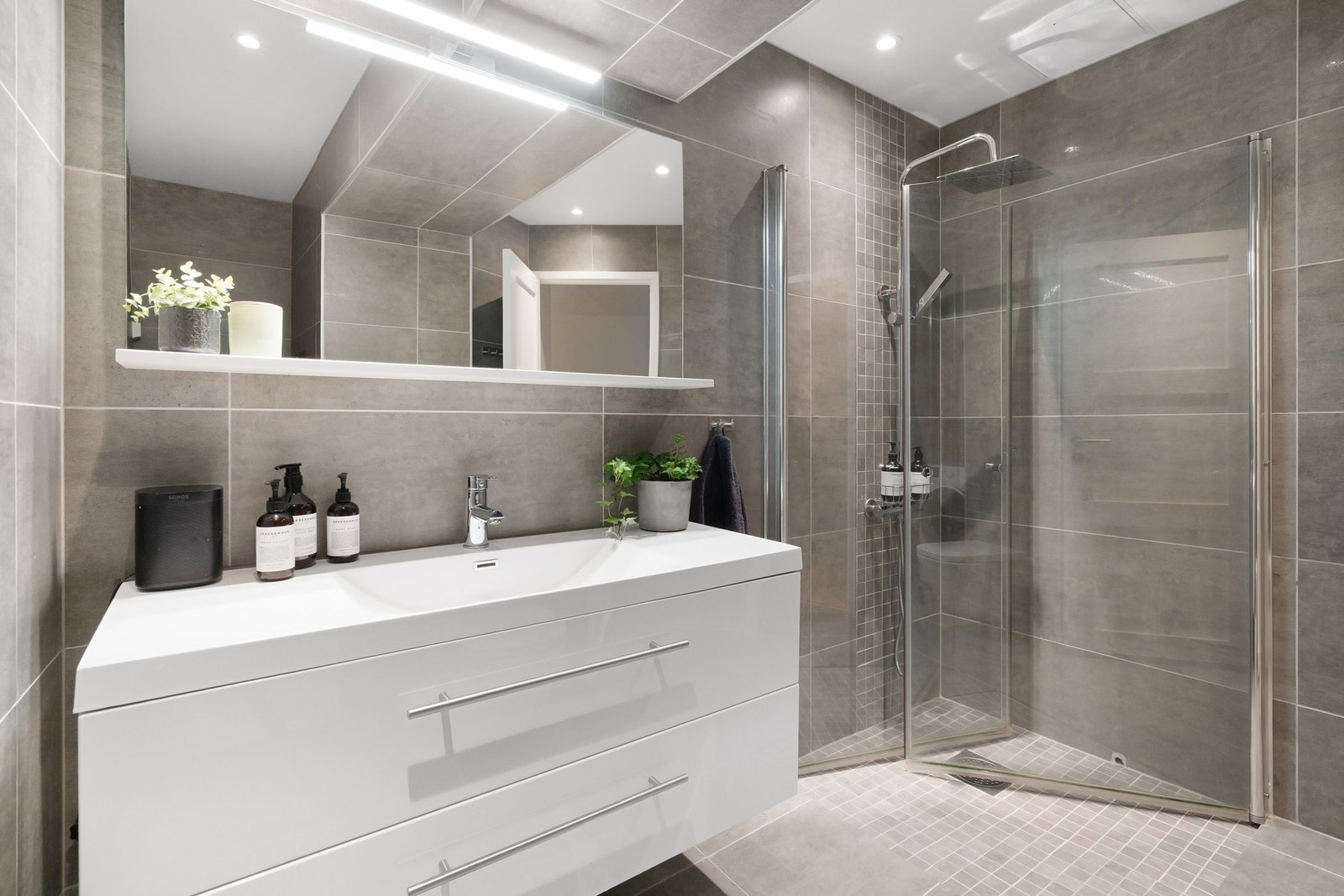 Badet fremstår moderne og gjennomført, og ble oppgradert i 2018. Galleribilde