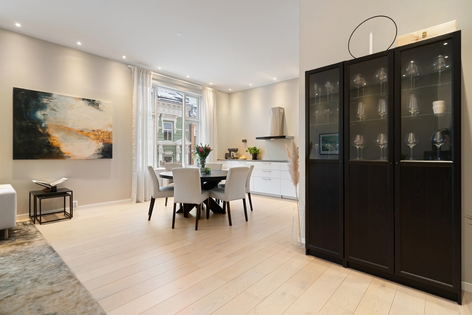 Spisestuen har en naturlig og sentral plassering mellom de to sonene. Galleribilde