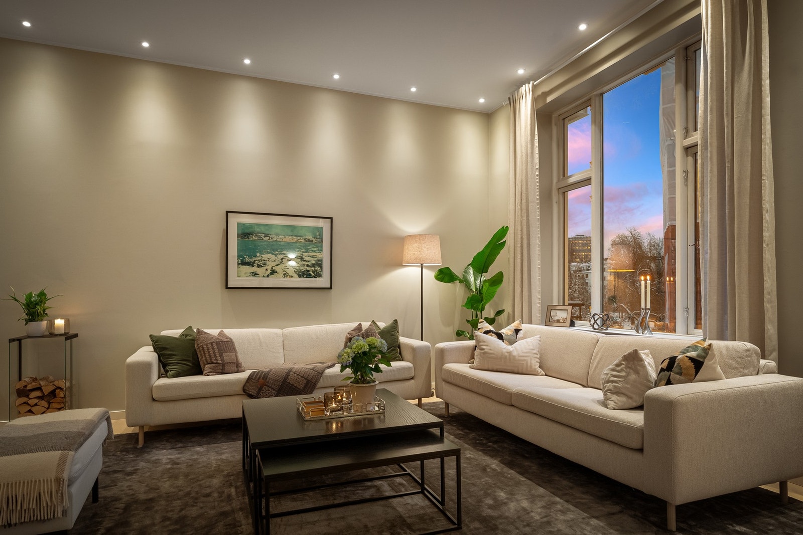 Planløsningen ble endret i 2018 og det ble også etablert nytt kjøkken, baderom, nye overflater og nytt elektrisk anlegg. Galleribilde