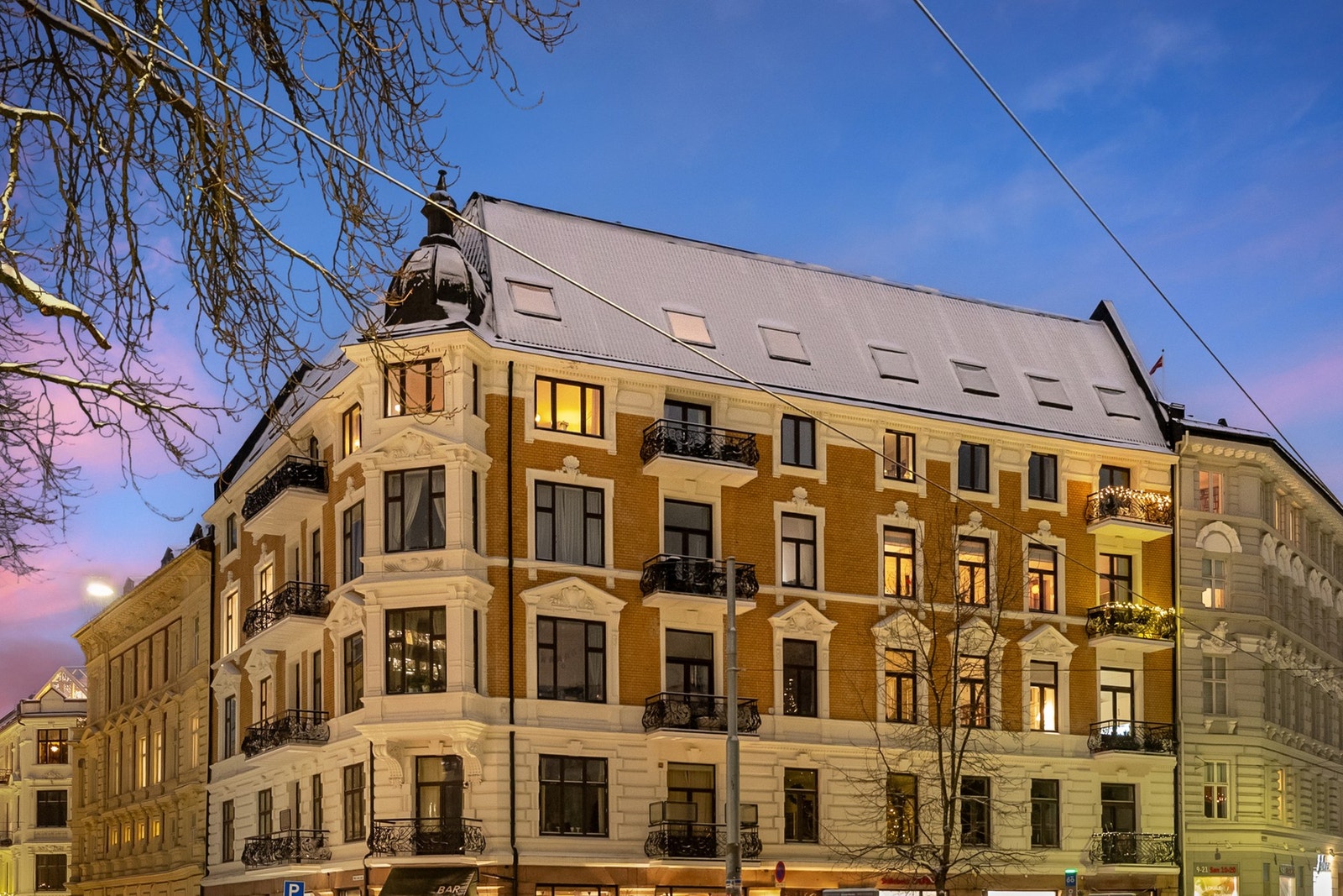 Bygården er tegnet av arkitekt Ivar Cock, og er et godt eksempel på den solide og representative bygårdsarkitekturen som preger nabolaget. Galleribilde