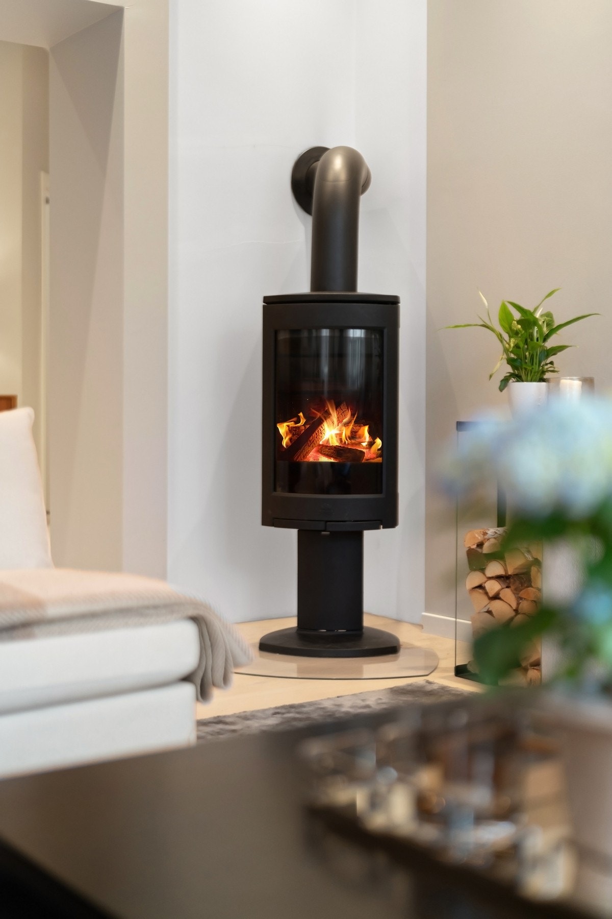I stuen er det en peis fra Jøtul, installert i 2019, som tilfører både varme, stemning og et kvalitativt preg. Galleribilde