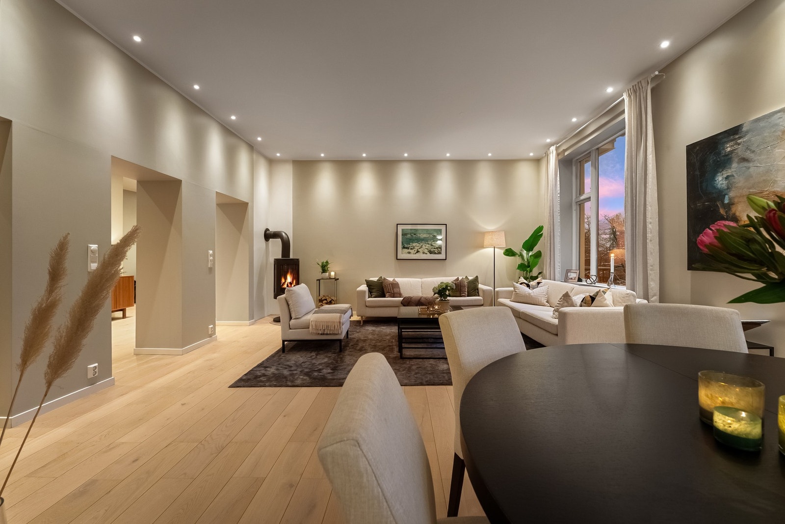 Stue og kjøkken er i dag forent i ett stort oppholdsrom, leilighetens naturlige samlingspunkt. Galleribilde