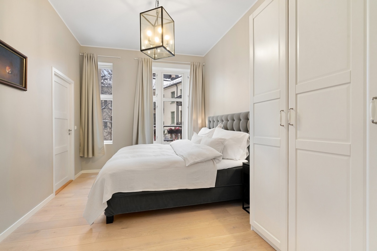 Her er det god plass til både dobbeltseng og tilhørende møblement. Det er satt inn romslig garderobe. Galleribilde