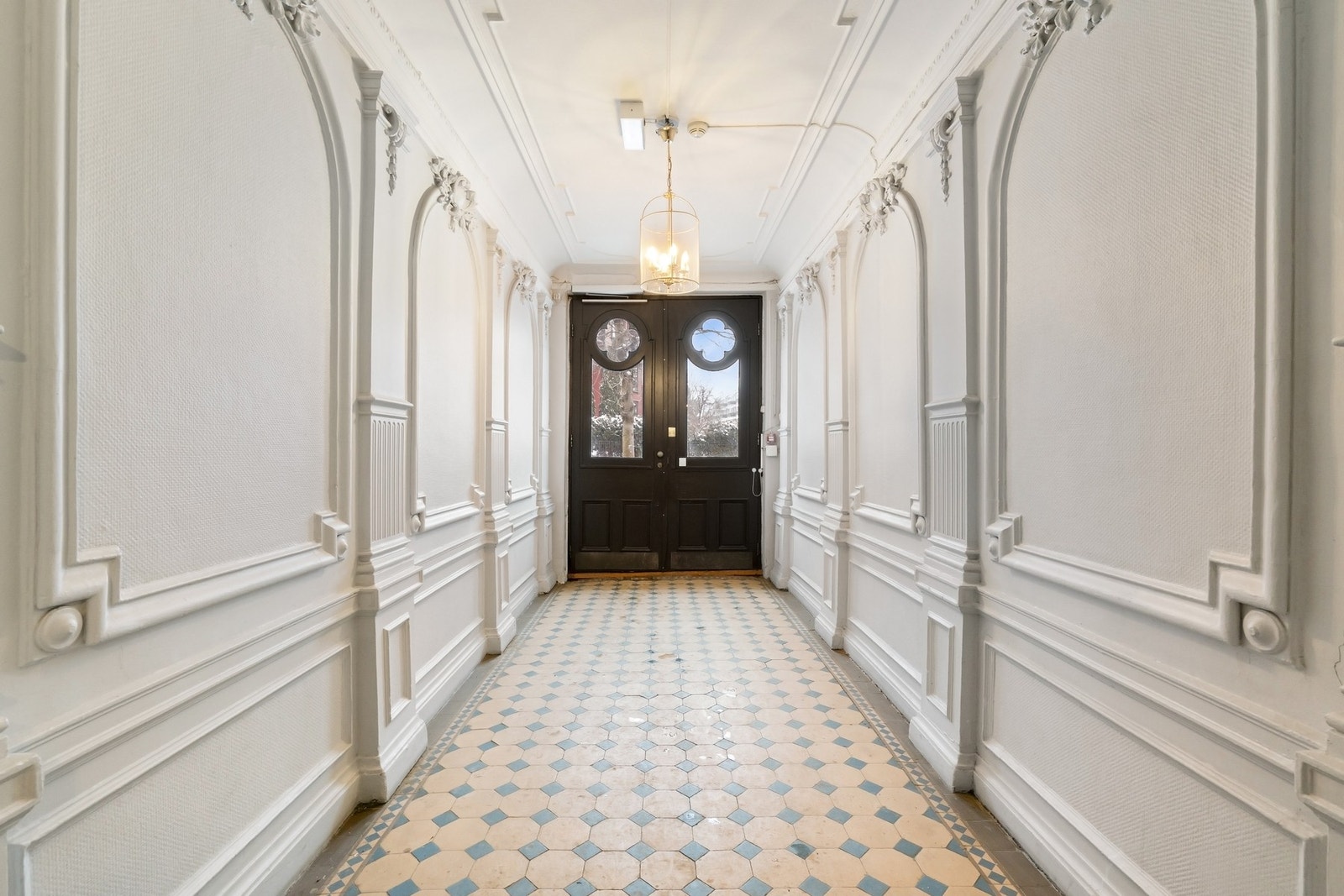 Representativt inngangsparti med klassiske detaljer, gjennomført og velholdt som understreker gårdens ærverdige preg. Galleribilde