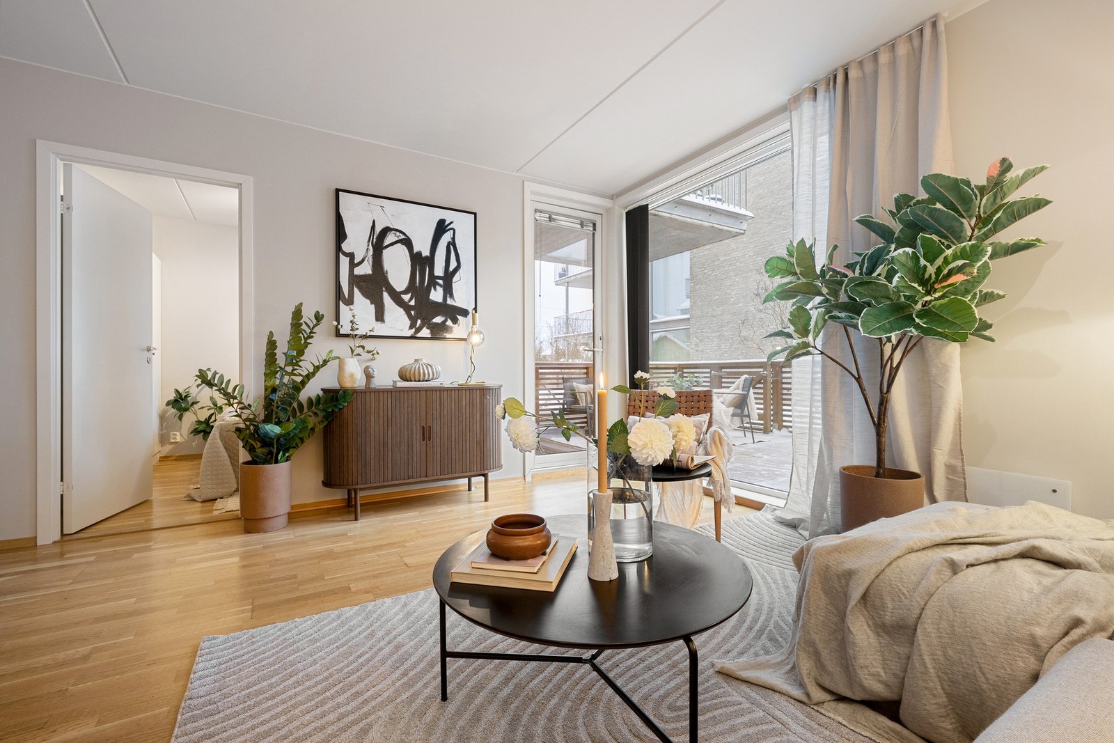 Lys og romslig stue med store vindusflater og direkte utgang til den vestvendte markterrassen - en naturlig forlengelse av oppholdsrommet. Galleribilde