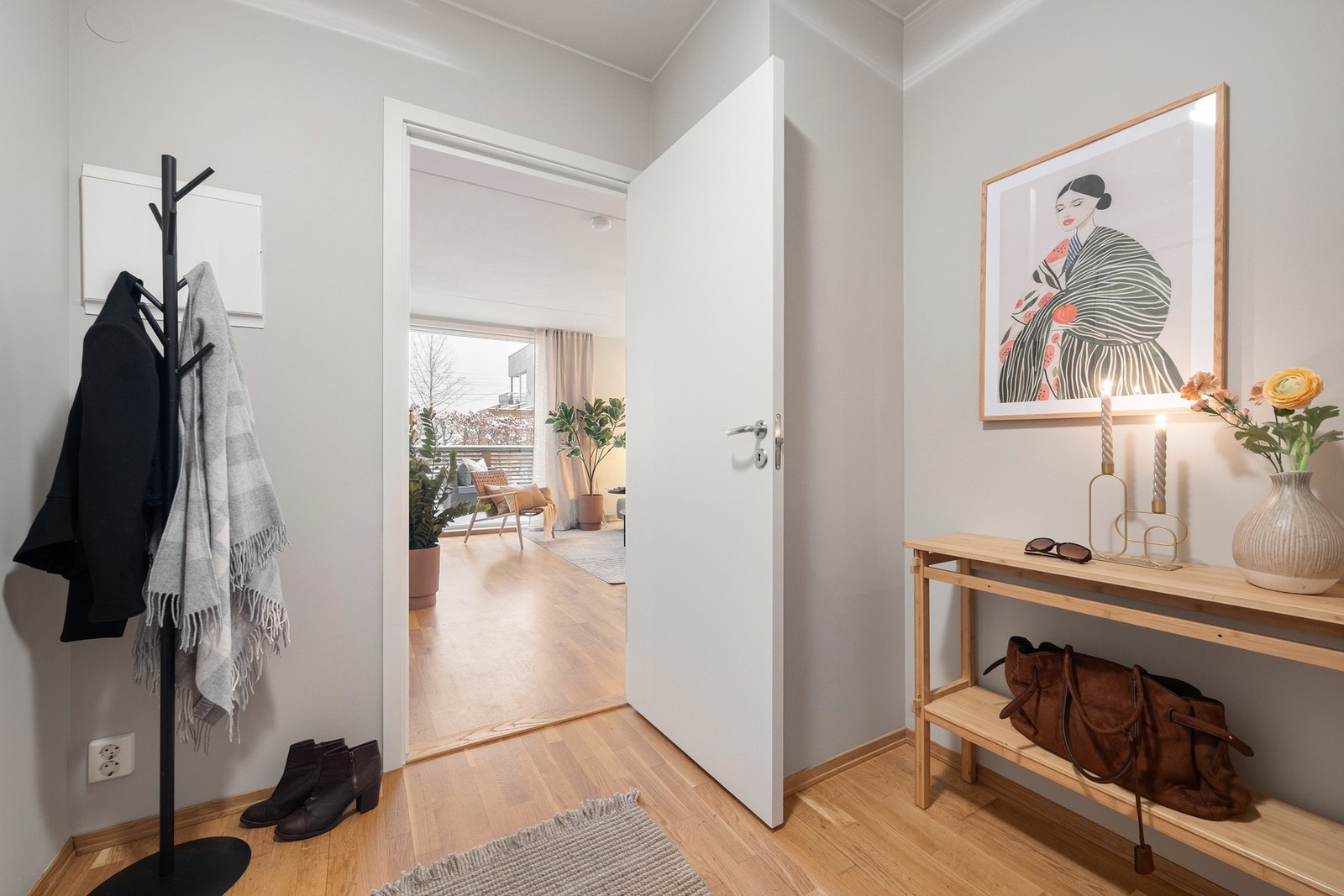 Romslig entré med praktisk nisje som gir god plass til oppheng av yttertøy og oppbevaring av sko. Galleribilde