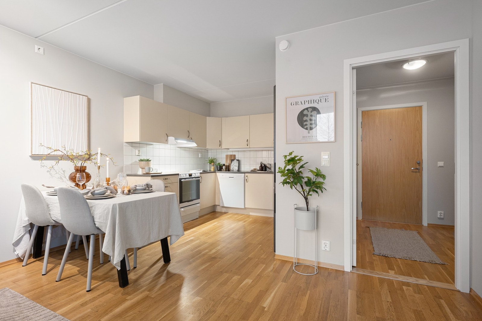 Åpen og sosial stue- og kjøkkenløsning med god romfølelse, fine lysforhold og en tydelig, praktisk planløsning. Galleribilde