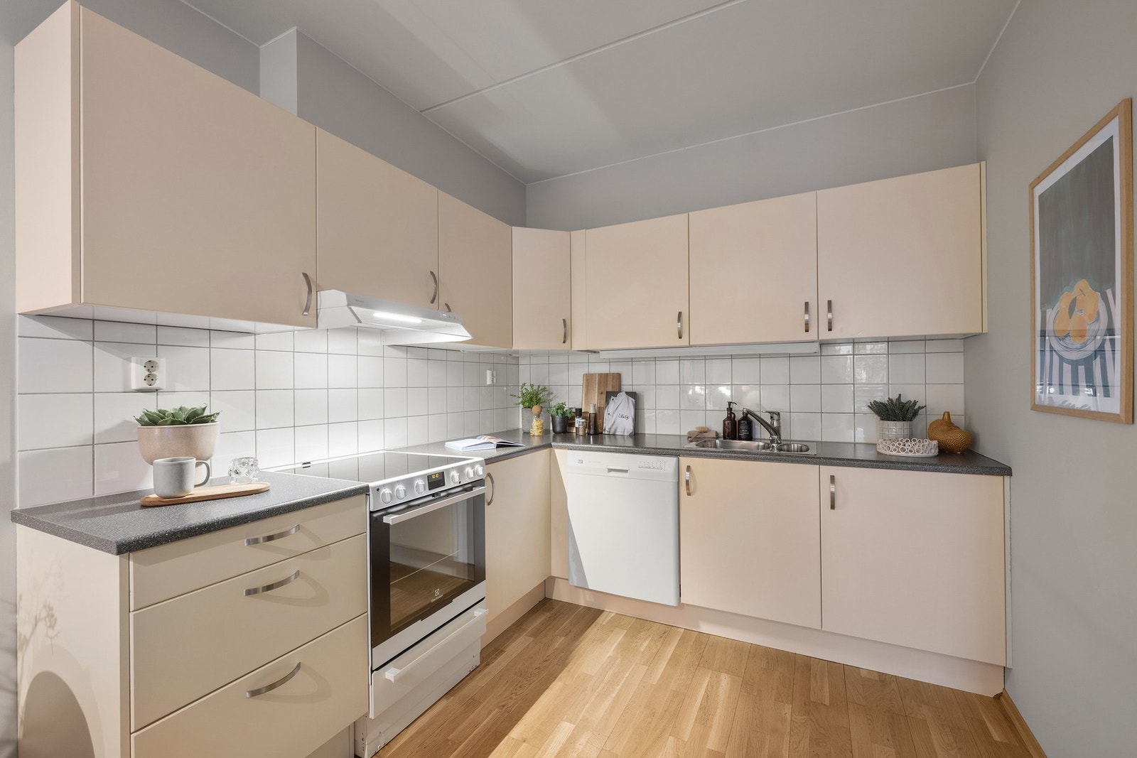 Alle hvitevarer på kjøkkenet, herunder stekeovn med platetopp, kjøl-/fryseskap og oppvaskmaskin, medfølger salget. Galleribilde