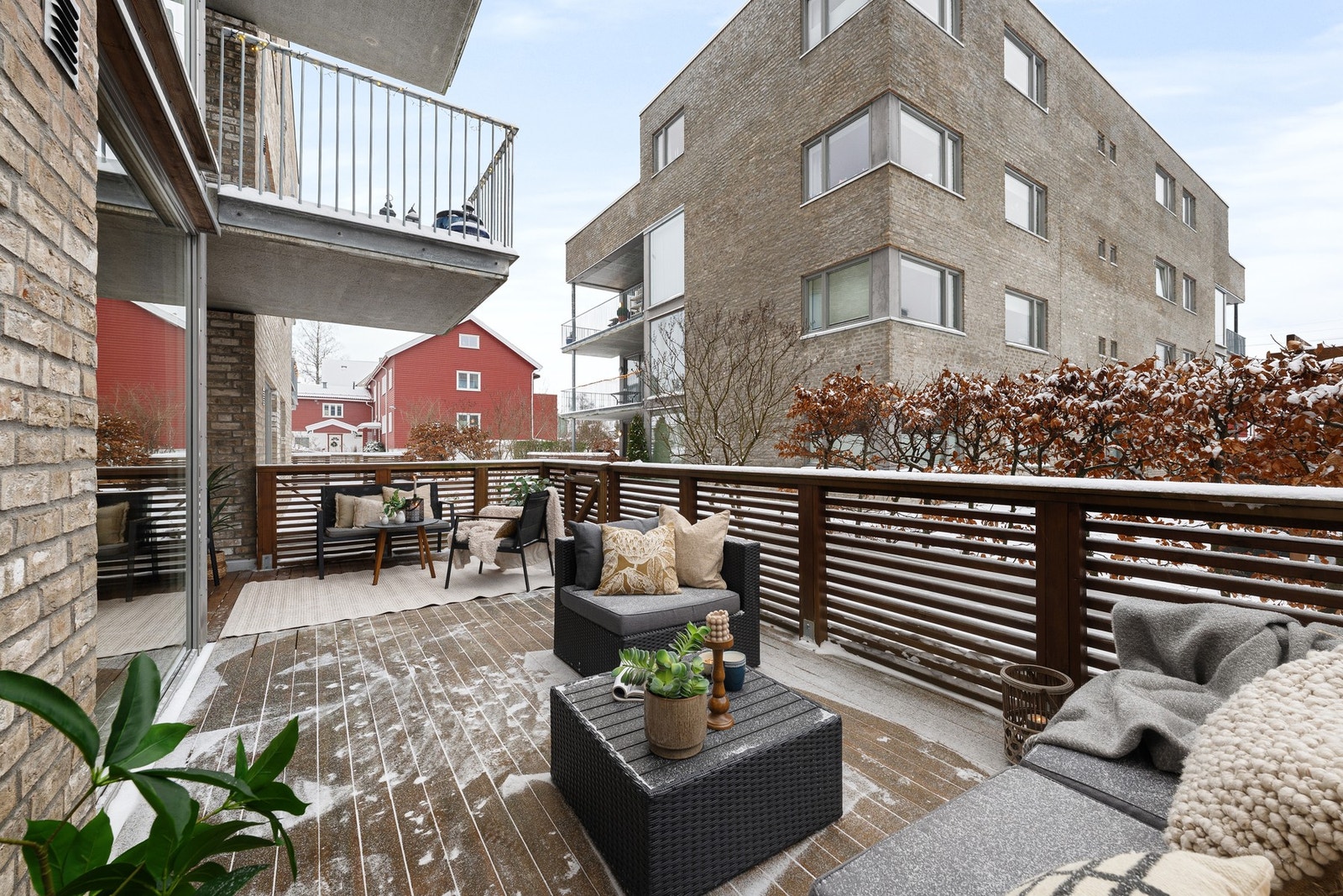 Attraktiv beliggenhet i hjertet av Røa, skjermet og rolig, med kort vei til Røa Torg, T-bane, servicetilbud og flotte turmuligheter. Galleribilde