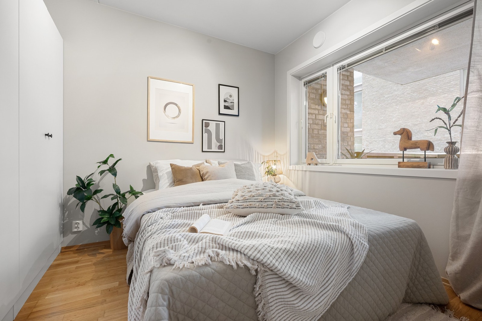 Romslig soverom med plass til dobbeltseng og gode oppbevaringsløsninger. Galleribilde