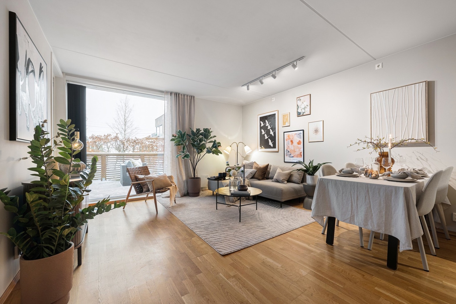 Stue med store vindusflater som slipper inn rikelig med naturlig lys og gir en luftig romfølelse. Galleribilde