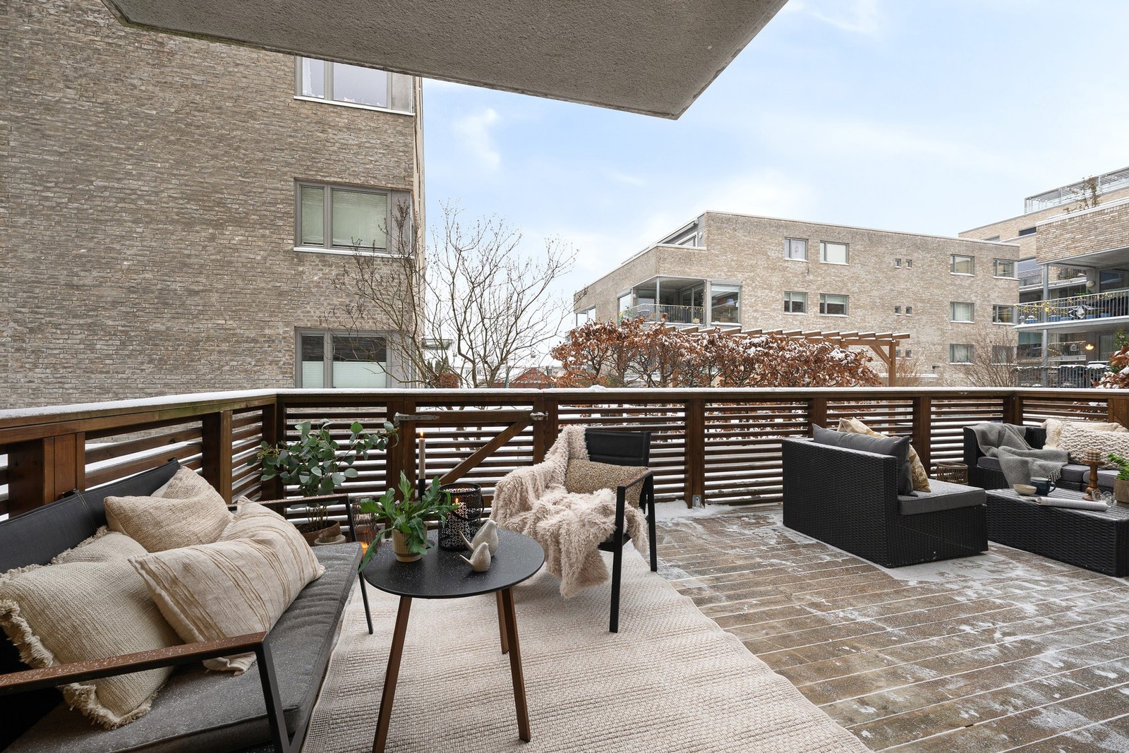 Stor markterrasse på ca. 22 m² med utgang fra stuen, vendt mot sameiets grønne og hyggelige fellesarealer. Galleribilde