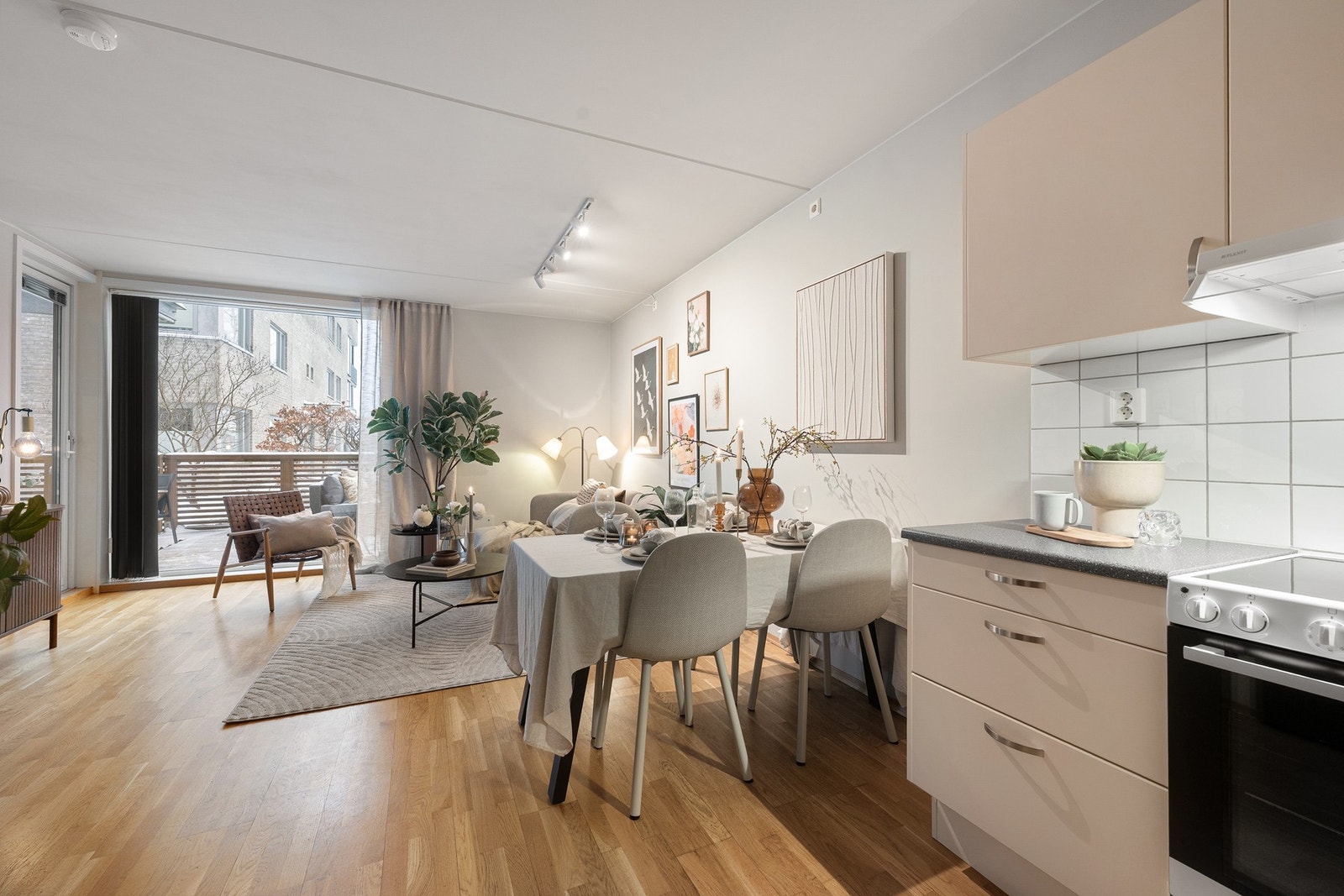 Kjøkken i åpen løsning mot stuen med funksjonell utforming og god arbeidsplass. Galleribilde