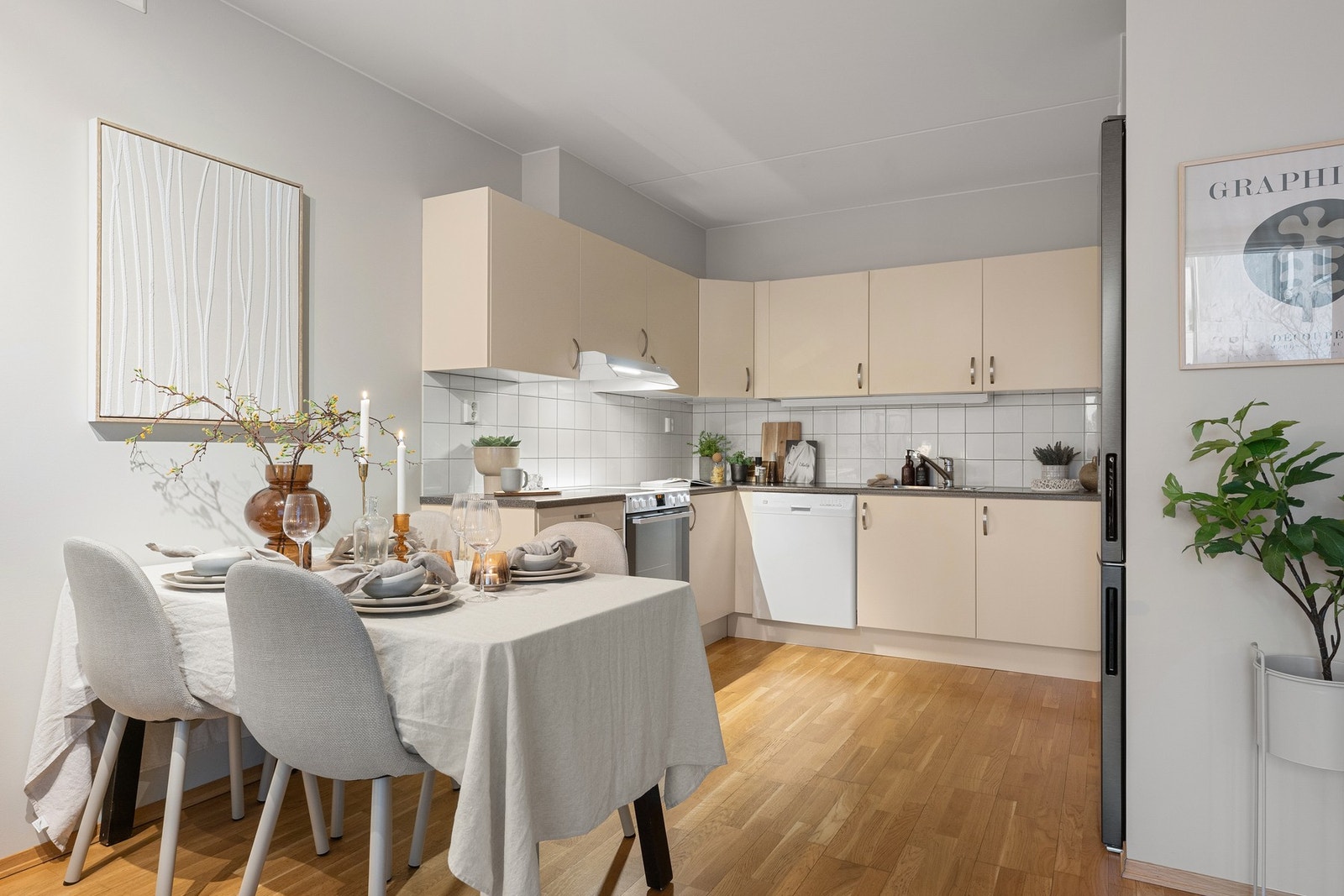 Kjøkkeninnredning med glatte fronter og laminert benkeplate med nedfelt oppvaskkum i rustfritt stål. Galleribilde