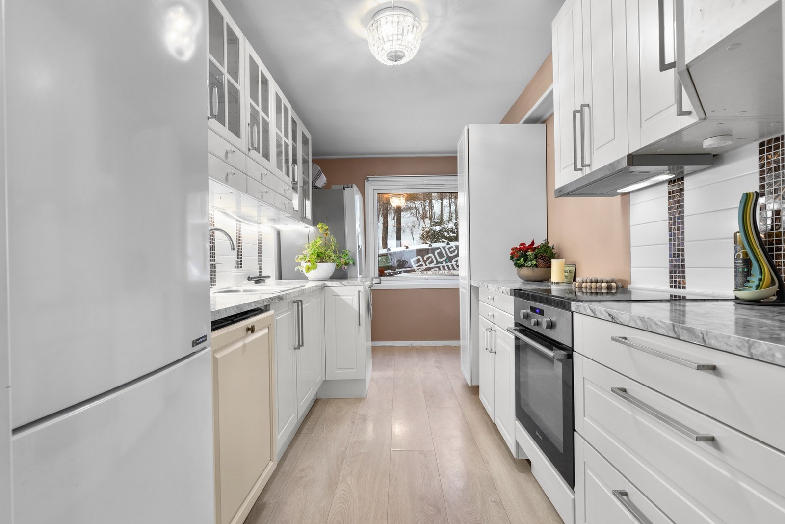 Kjøkkenet er fra HTH og er nytt fra 2019, hvor veggskapene ble hentet brukt fra finn i 2023. Galleribilde