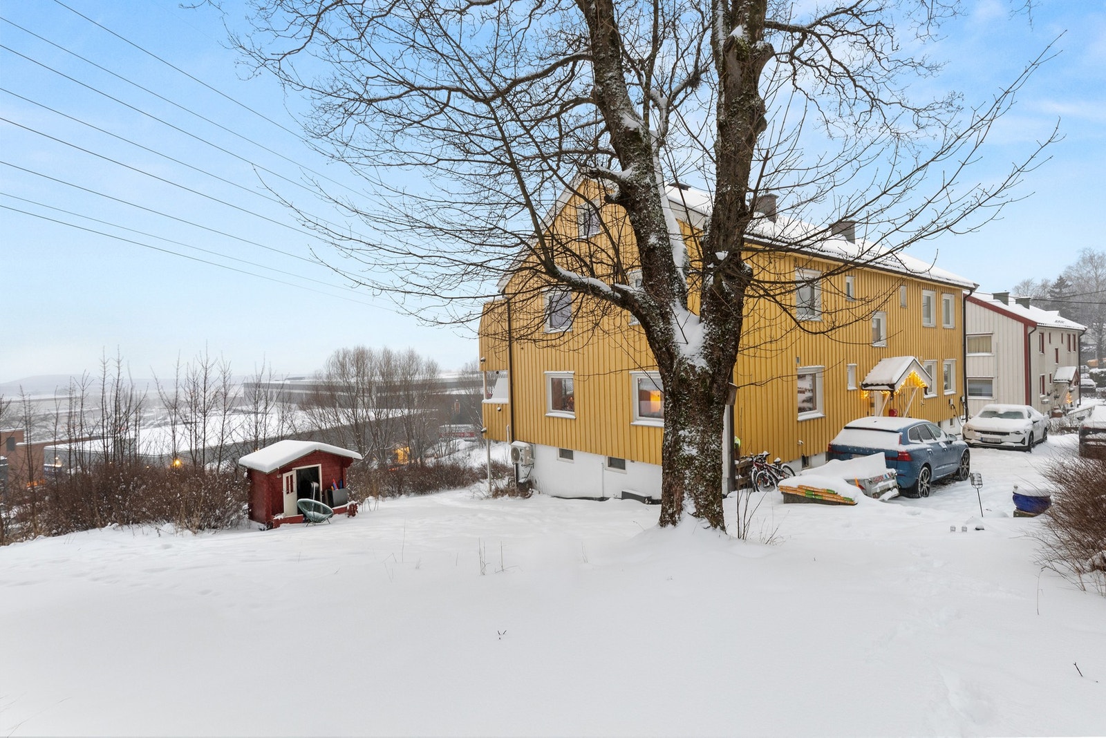 Rundt husene er det grønne fellesarealer som kan benyttes av beboerne. Galleribilde