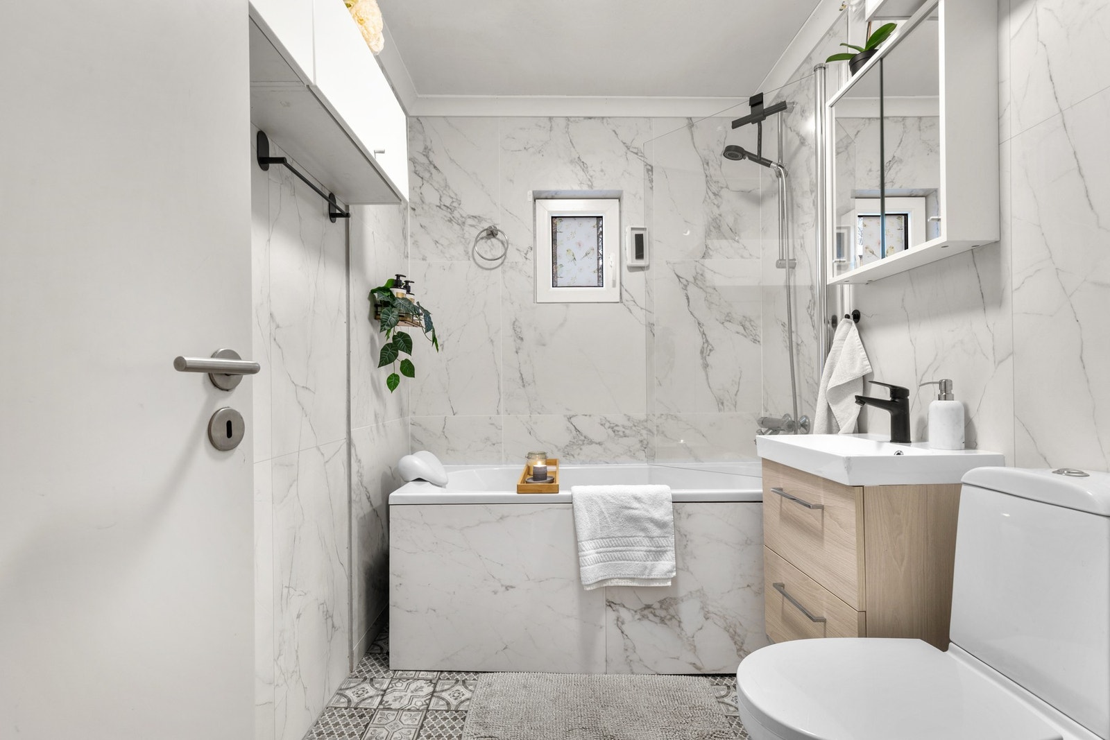 Videre ble det satt inn nytt toalett, vask og badekar. Nede i kjelleren er det felles vaske- og tørkerom hvor du kan sette din private vaskemaskin. Galleribilde