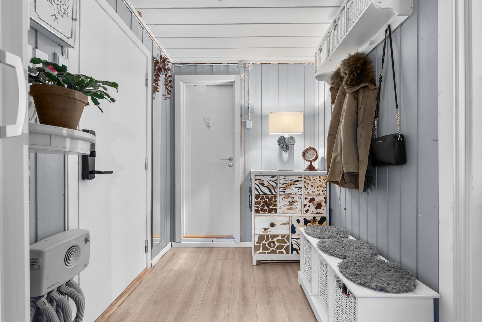 Entréen fremstår som innbydende. Leilighetens beliggenhet i 1. etasje gir en enkel adkomst. Galleribilde