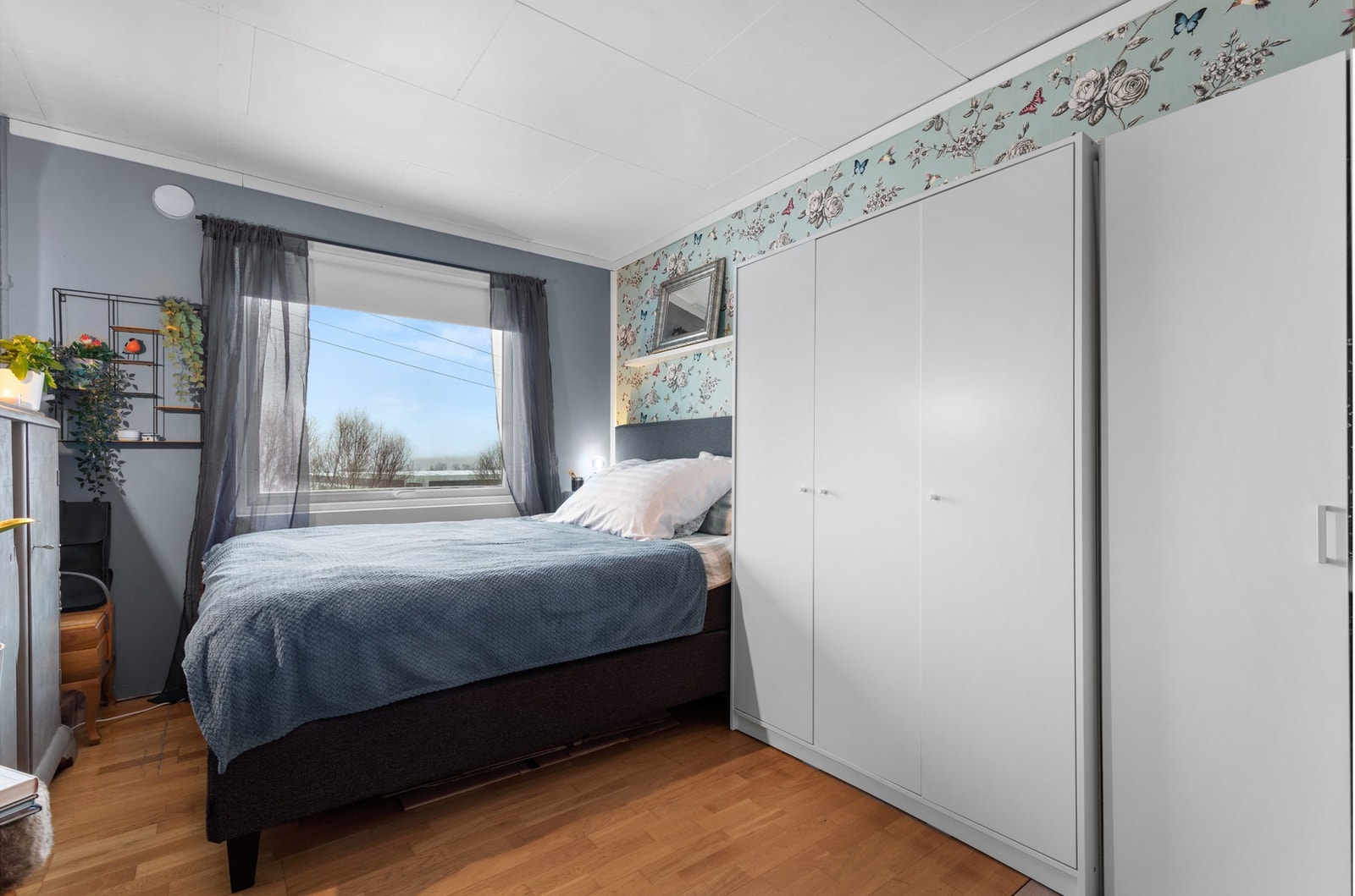 Boligen har to godkjente soverom. Hovedsoverommet med god plass til dobbeltseng og garderobeløsning. Galleribilde