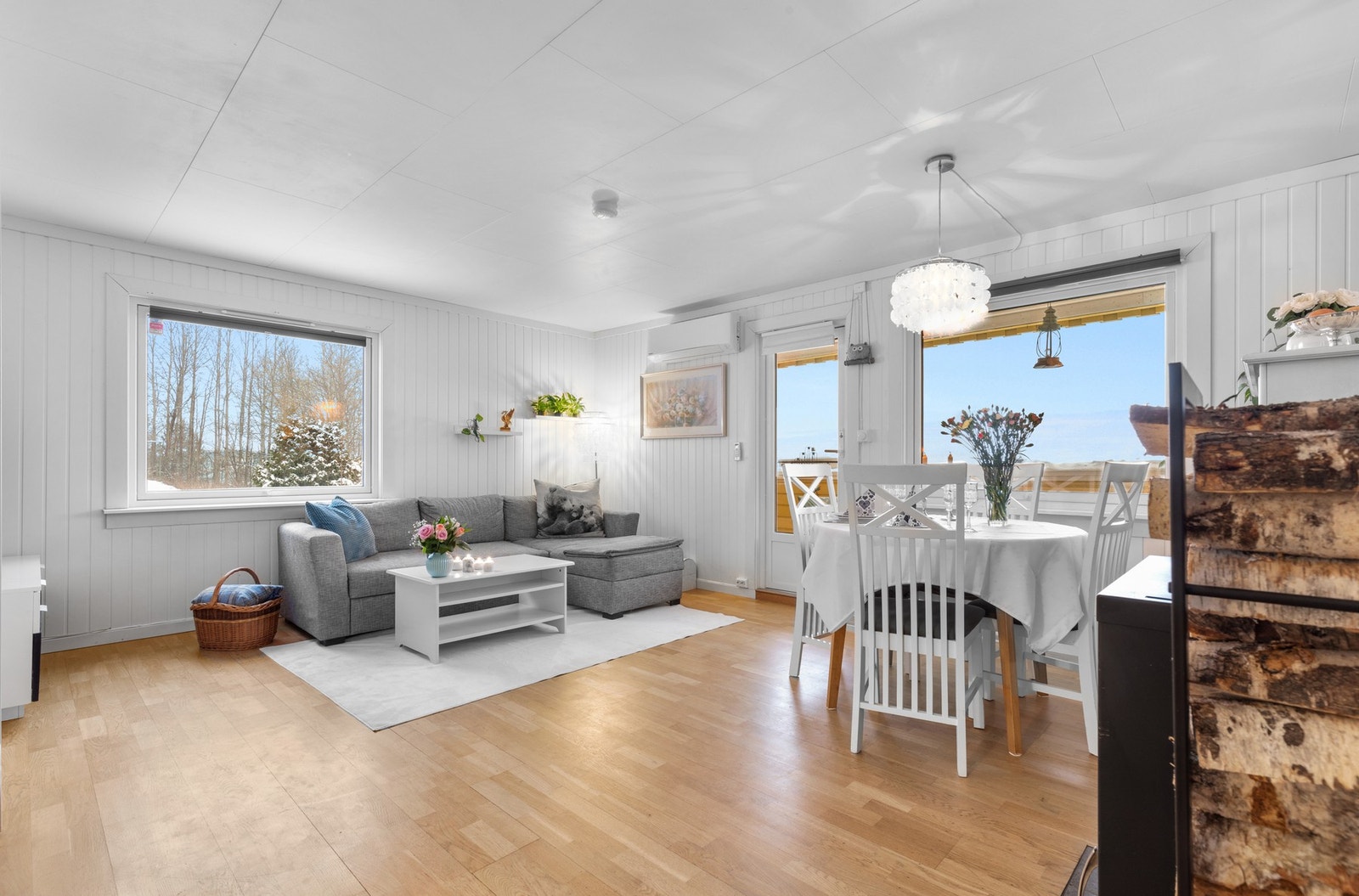 Innvendig har boligen en lys og fin standard, og er godt modernisert i senere år. Galleribilde