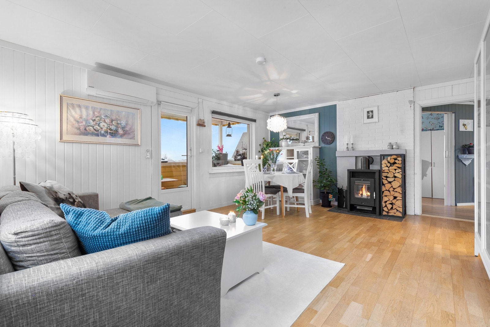 Stuen har god plass til sofa- og medieløsninger samt eget spisebord. Alle vinduer er av nyere dato(2018-2023). Galleribilde