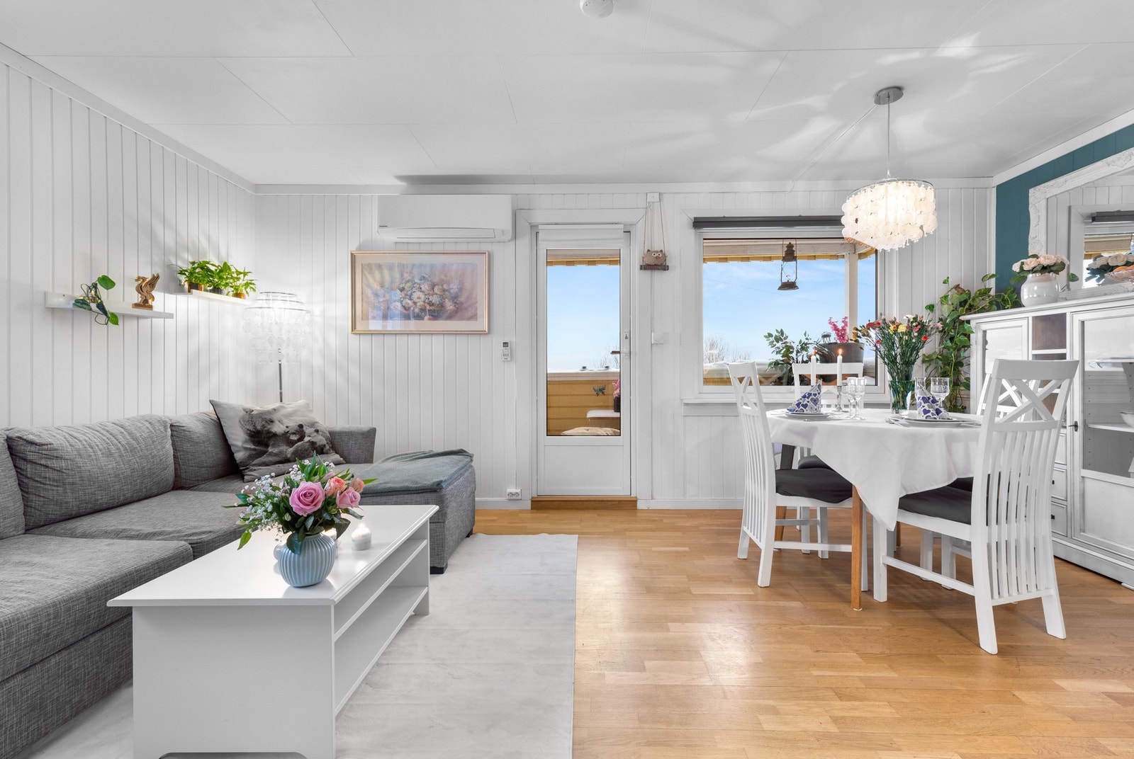 Leiligheten ligger på hjørne av bygget som gir godt med dagslys fra flere himmelretninger. Galleribilde