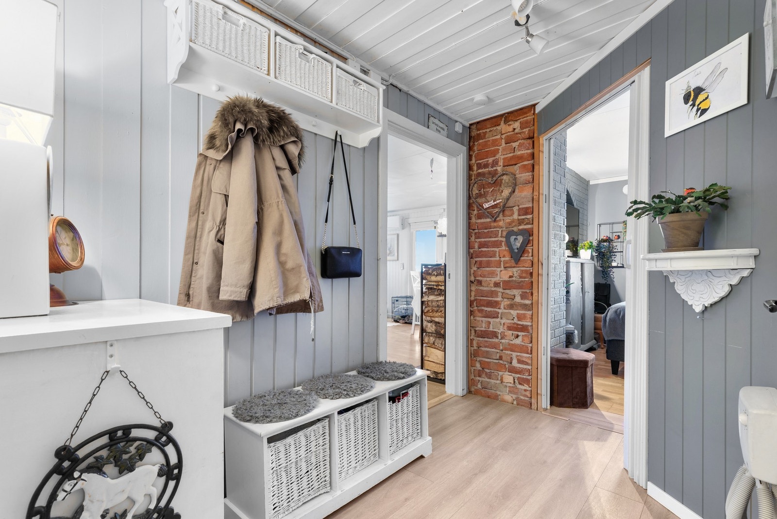 Plass til oppbevaring av ytterbekledning og skotøy. Galleribilde