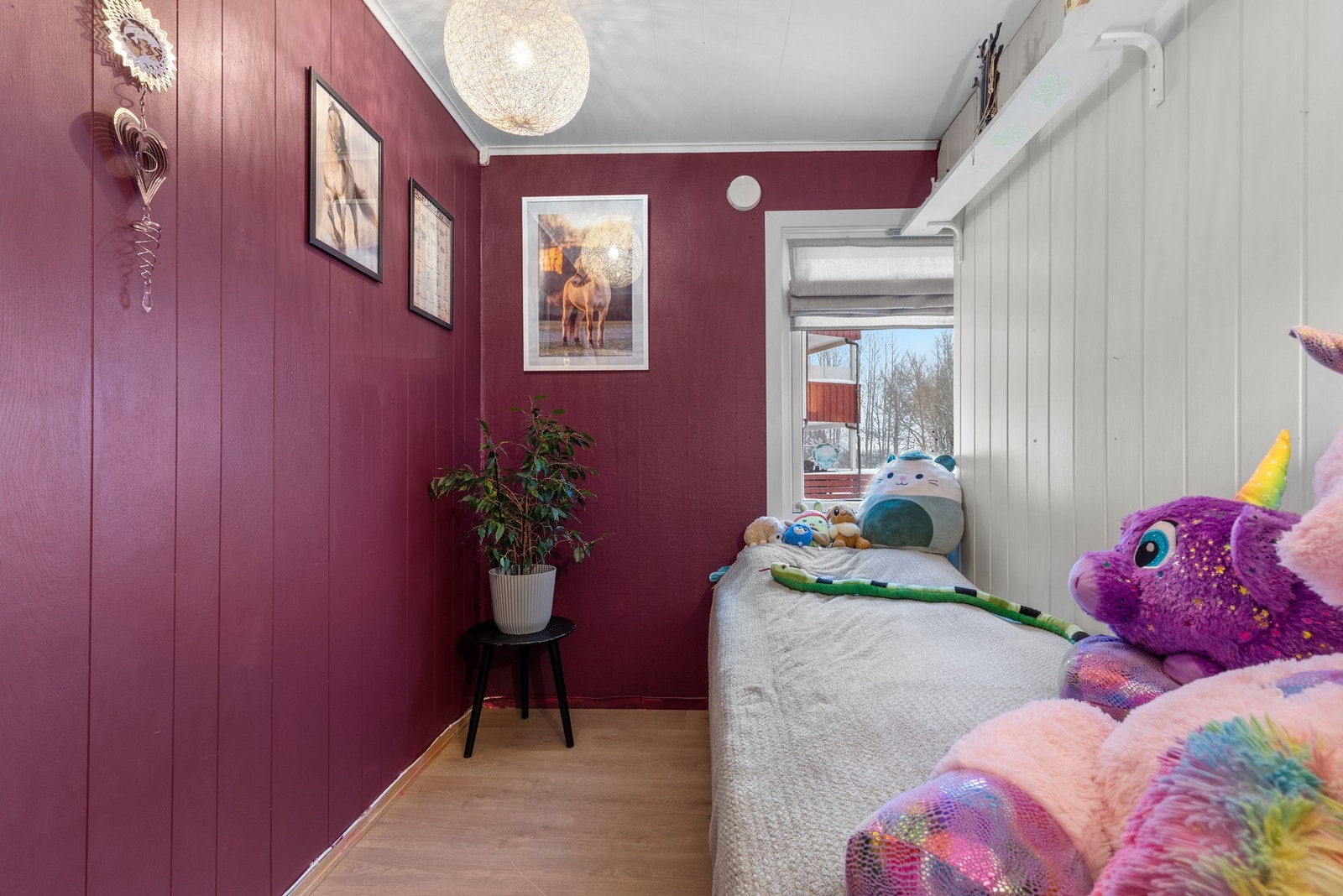 Her kan du se den hvite veggen på høyre side som er deler rommene. Man kan fint fjerne veggen dersom man ønsker den opprinnelige, godkjente løsningen. Galleribilde