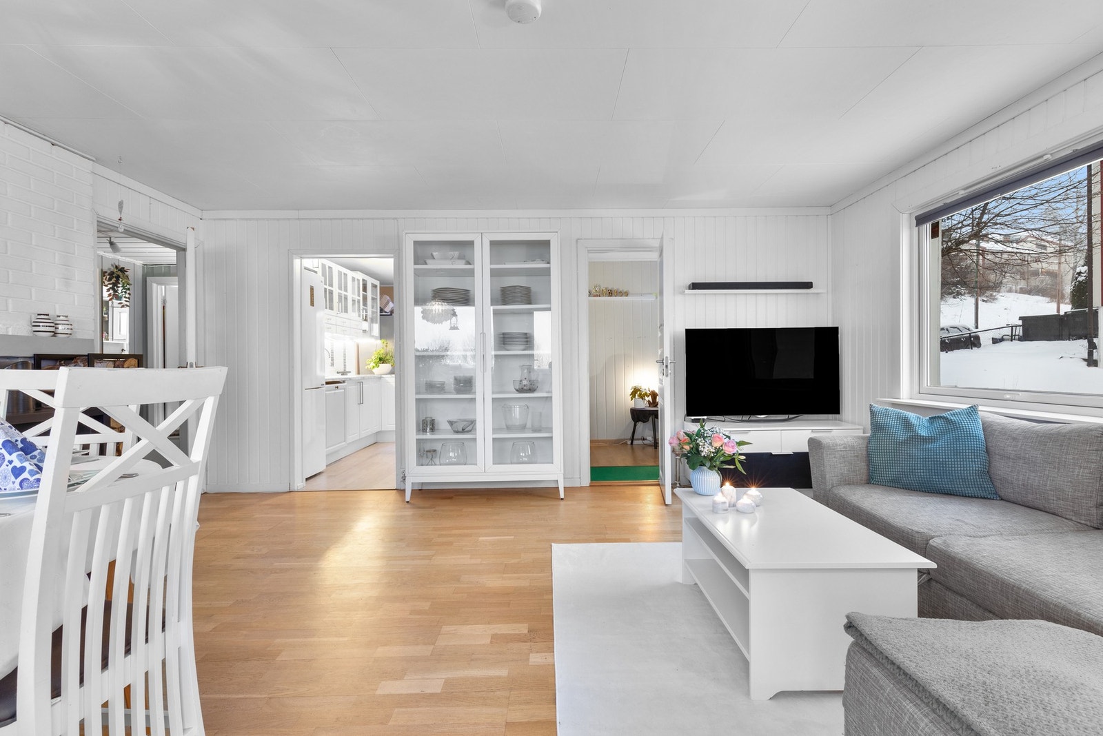 Med sine lyse fargevalg og det naturlige lysinnslippet fra flere vinduer gir det en behagelig og god atmosfære. Galleribilde