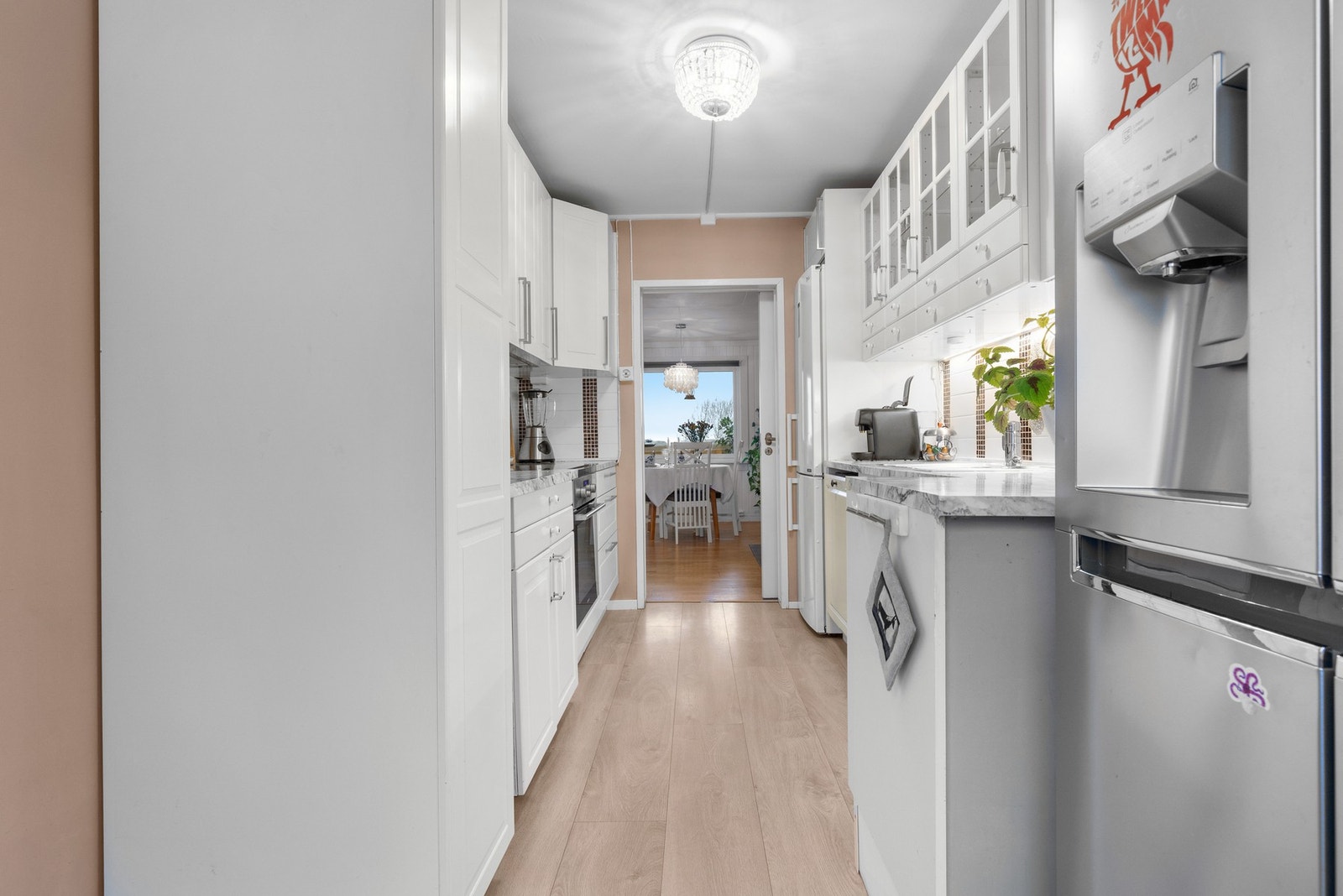 Innredningen er fra HTH, er ny fra 2019 samt at nåværende eier ordnet med brukte overskap fra finn i 2023. Galleribilde