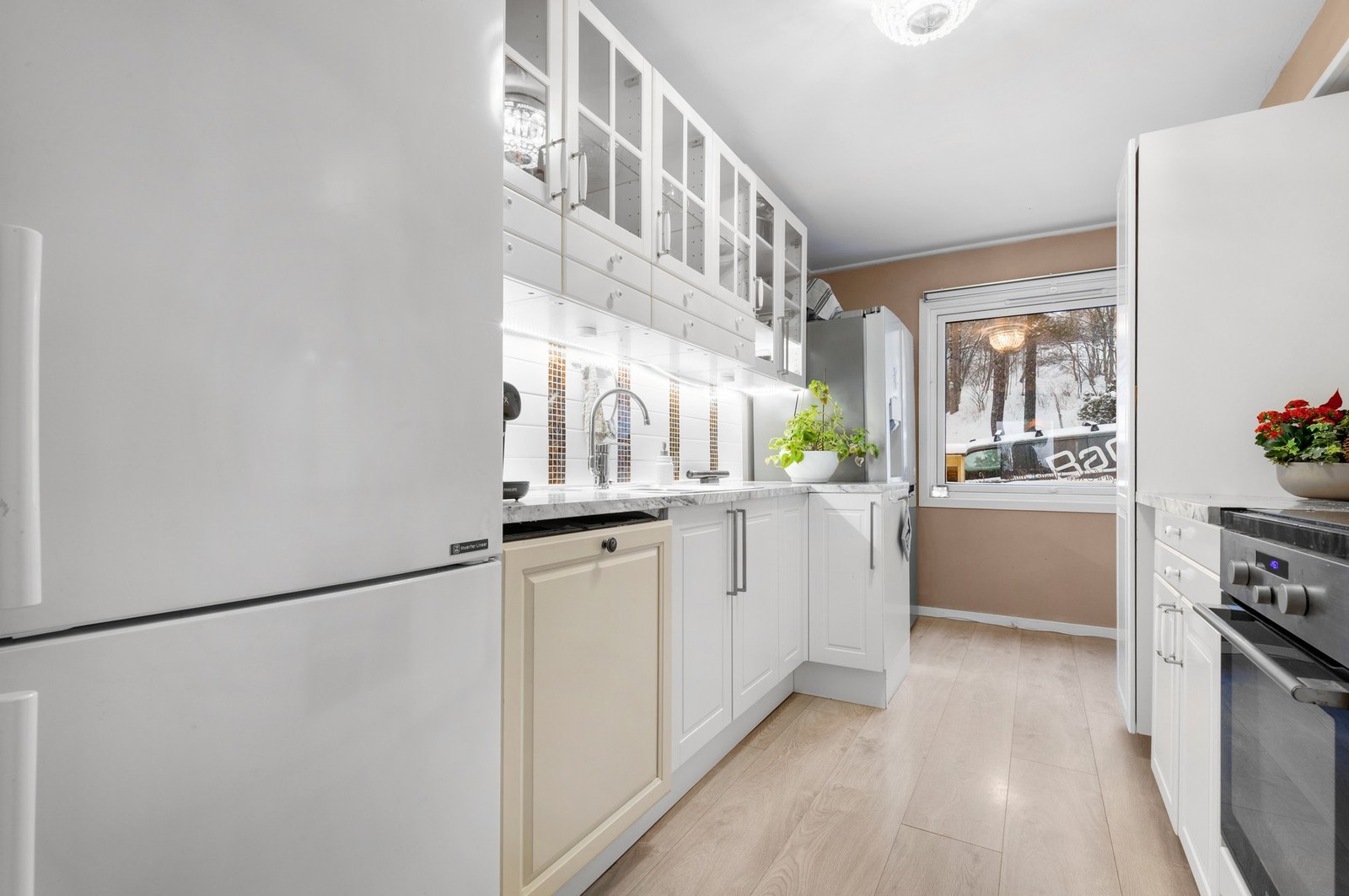 Kjøkkenet ligger adskilt fra stuen men er allikevel lett tilgjengelig fra spisestue løsningen. Galleribilde