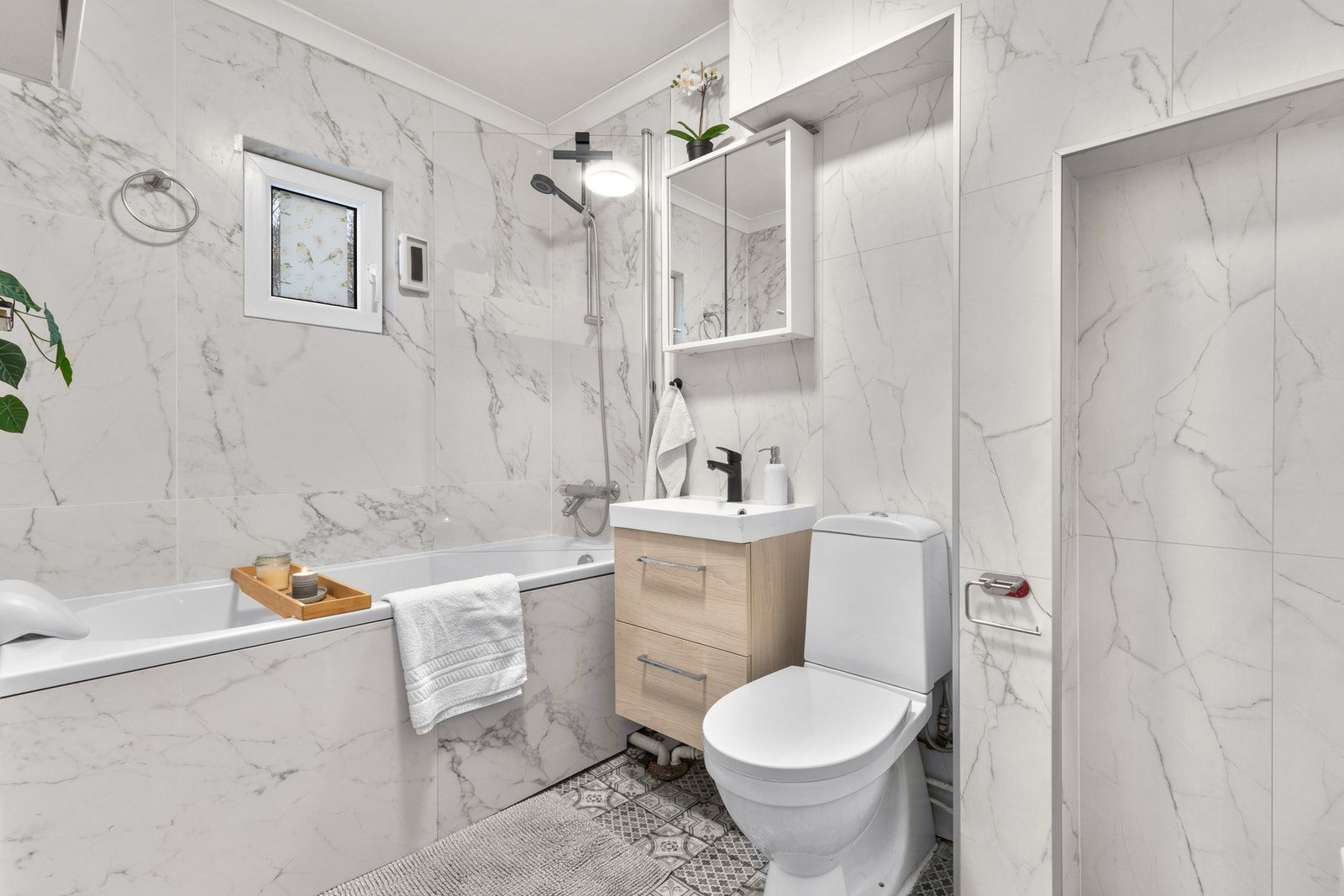 Badet ble overflateoppusset i 2024, hvor det ble lagt membran og flis i dusjsone og nye baderomsplater på resten av badet. Galleribilde