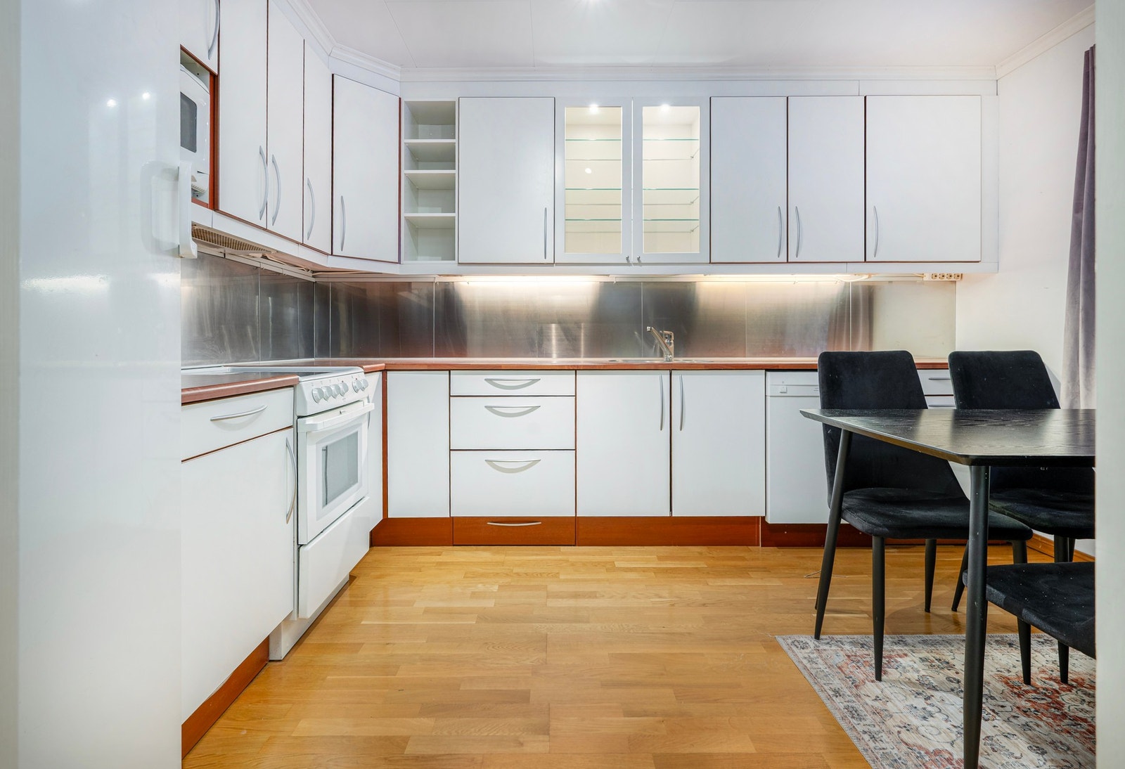 Separat kjøkken med glatte fronter og benkeplate av laminat. Galleribilde