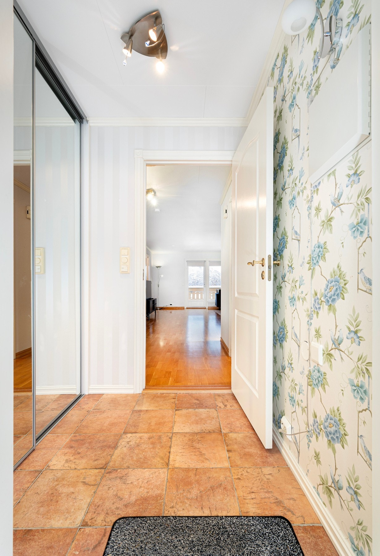 Flislagt entrè. Galleribilde