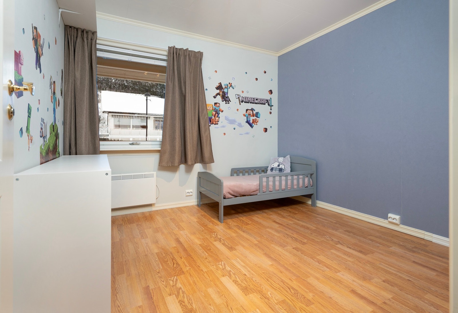 Soverom nr 2 - også av god størrelse. Perfekt barnerom/gjesterom/kontor. Galleribilde