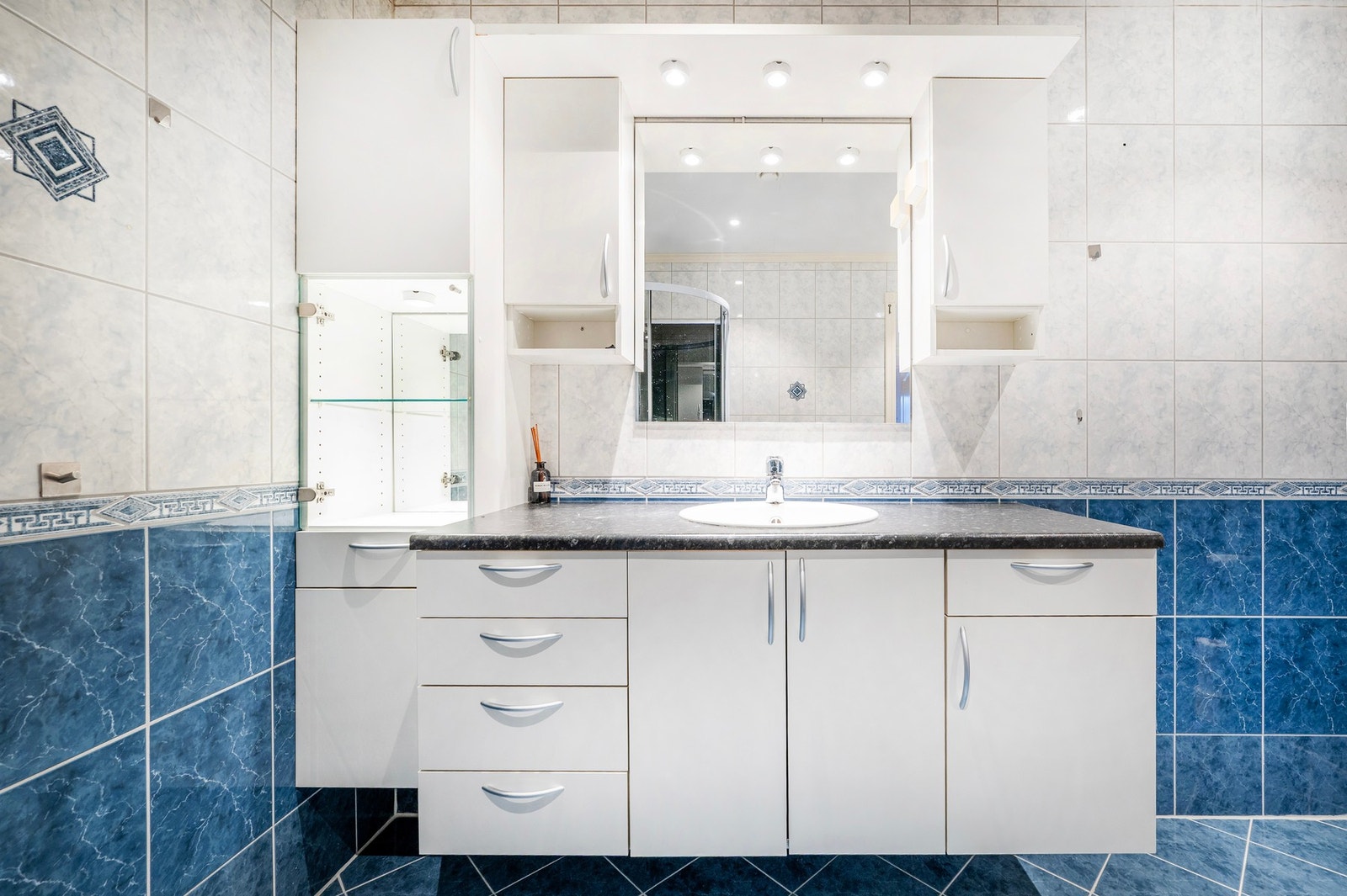 Godt med oppbevaringsplass i baderomsinnredningen. Galleribilde