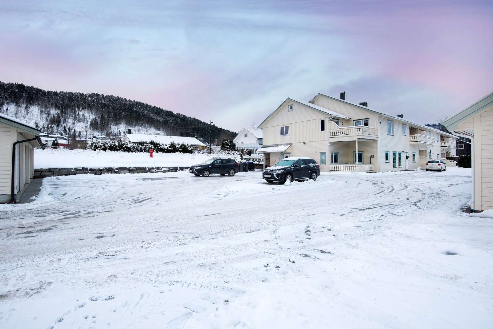 Biloppstillingsplass på felles tomt. Galleribilde