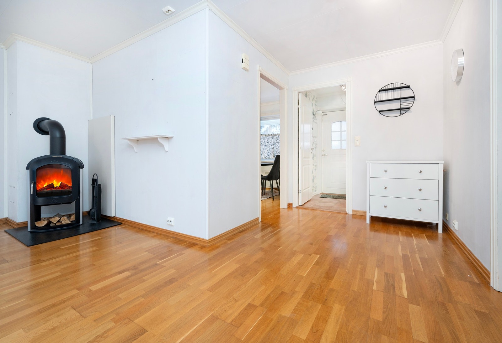 Fra stue mot kjøkken og gang. Galleribilde