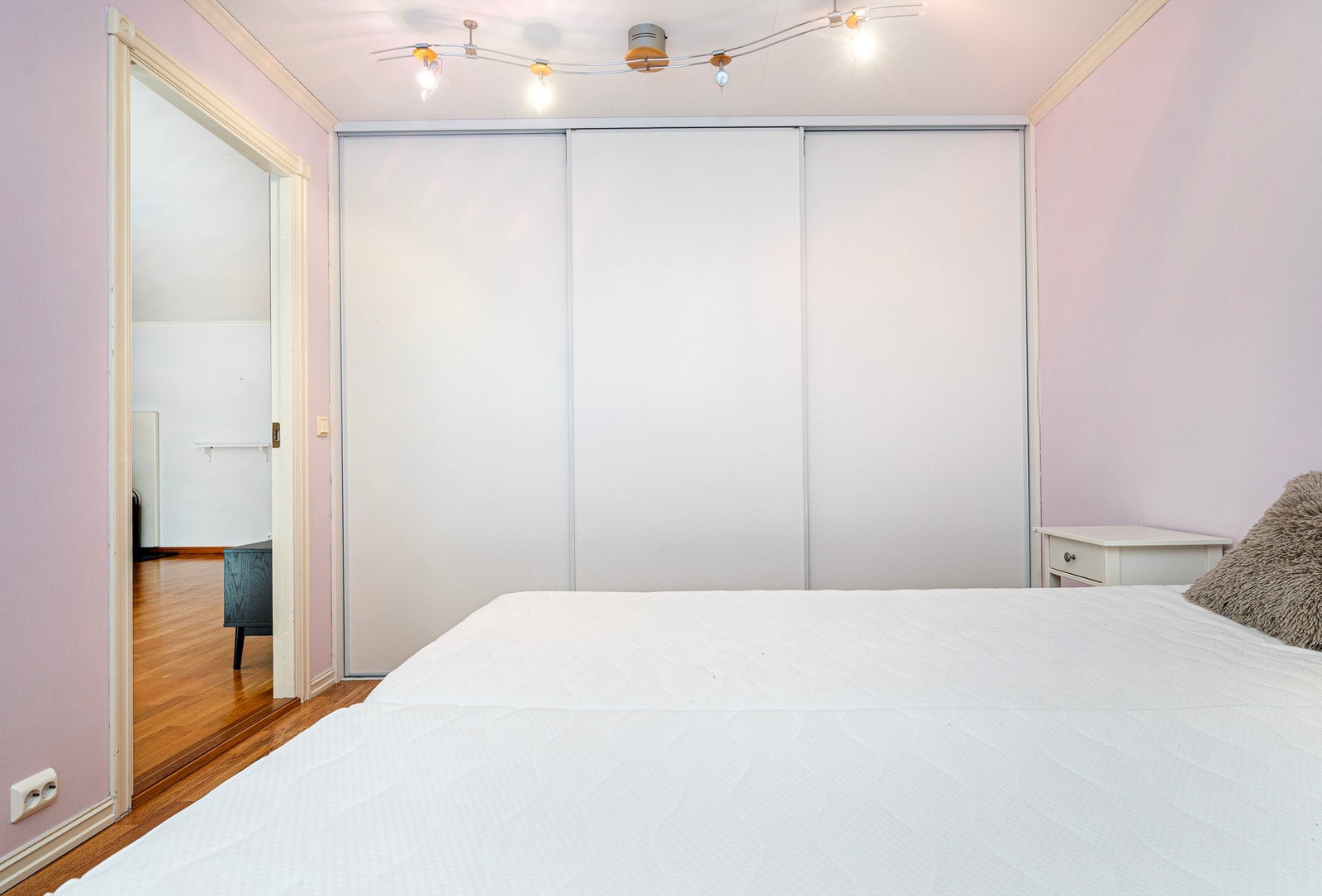 Romslig garderobeskap. Galleribilde