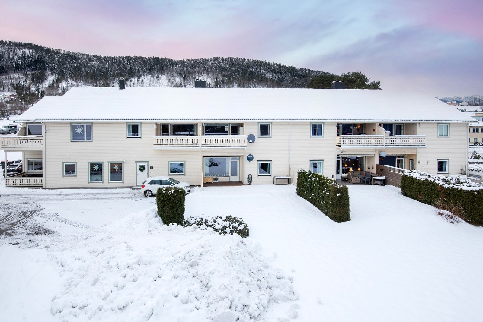 Leiligheten ligger sentralt til med gangavstand til fasiliteter på Skodje. Galleribilde