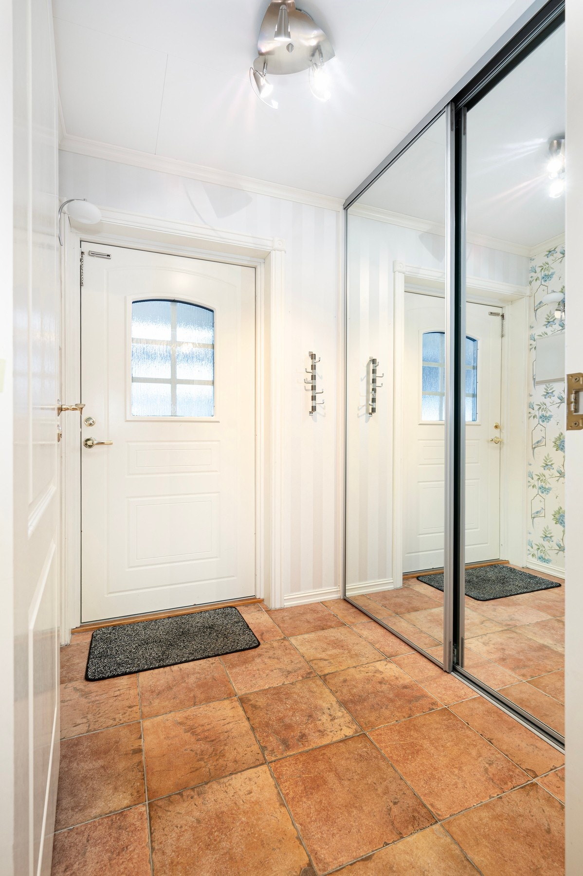 Garderobeskap med speildører. Galleribilde