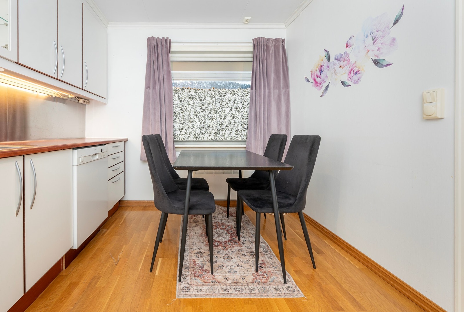 Plass til spisegruppe på kjøkken. Galleribilde