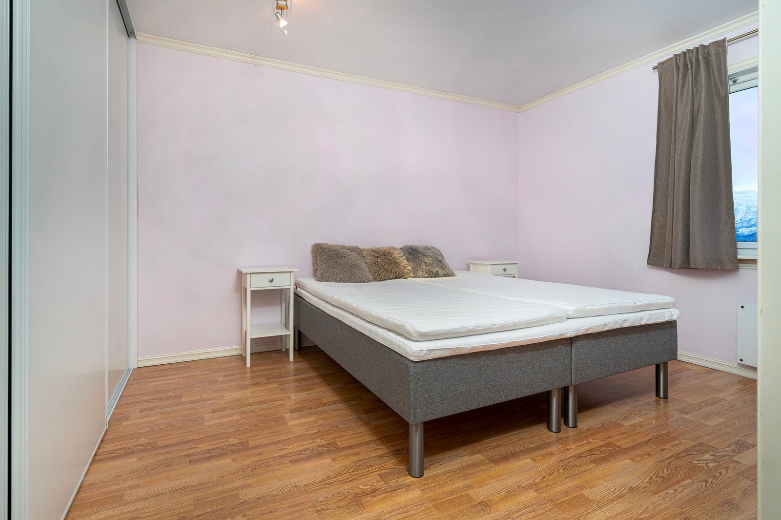 Hovedsoverom med god plass til dobbeltseng. Galleribilde