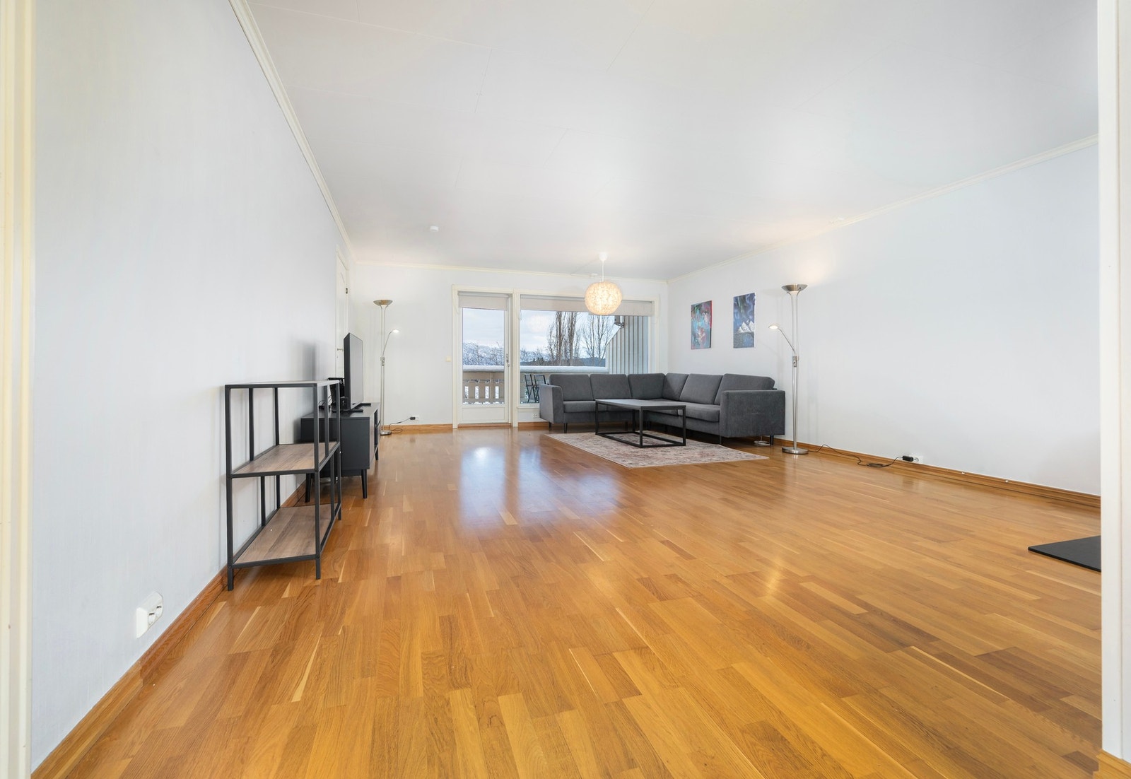 Leiligheten har nøytrale fargevalg og 3-stavs eikeparkett. Galleribilde