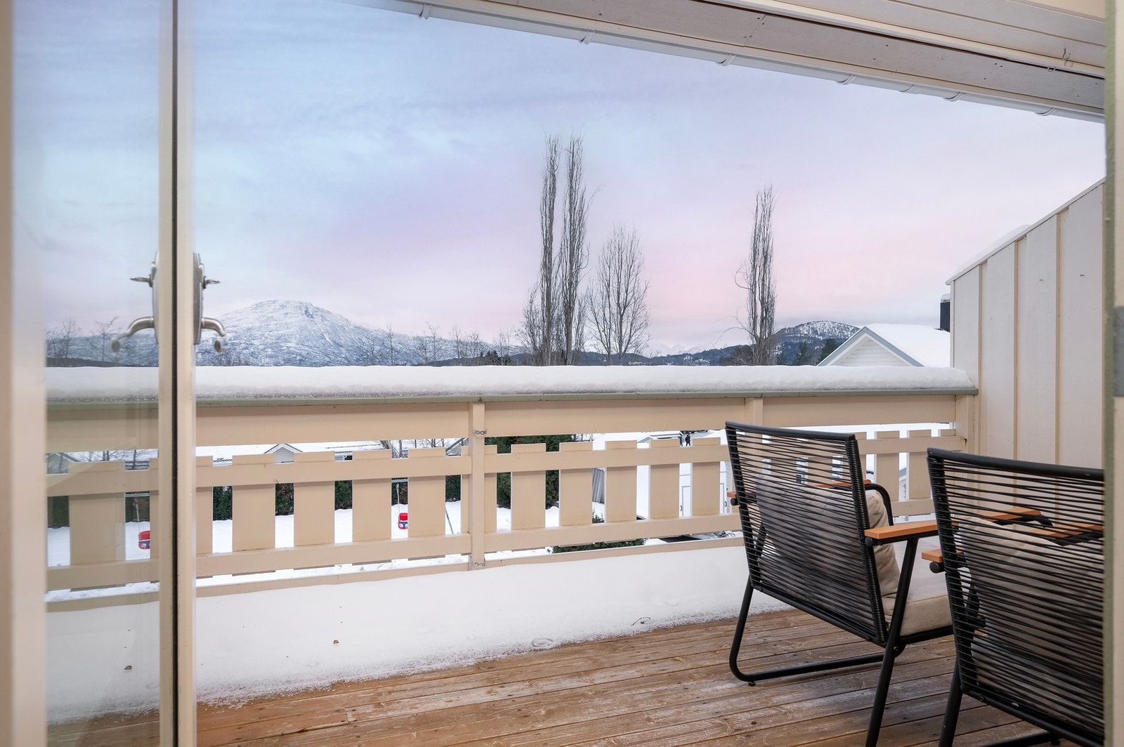 Balkongen har utgang fra stue og er på ca. 9 m². Med sydvendt orientering sikres det gode solforhold. Galleribilde