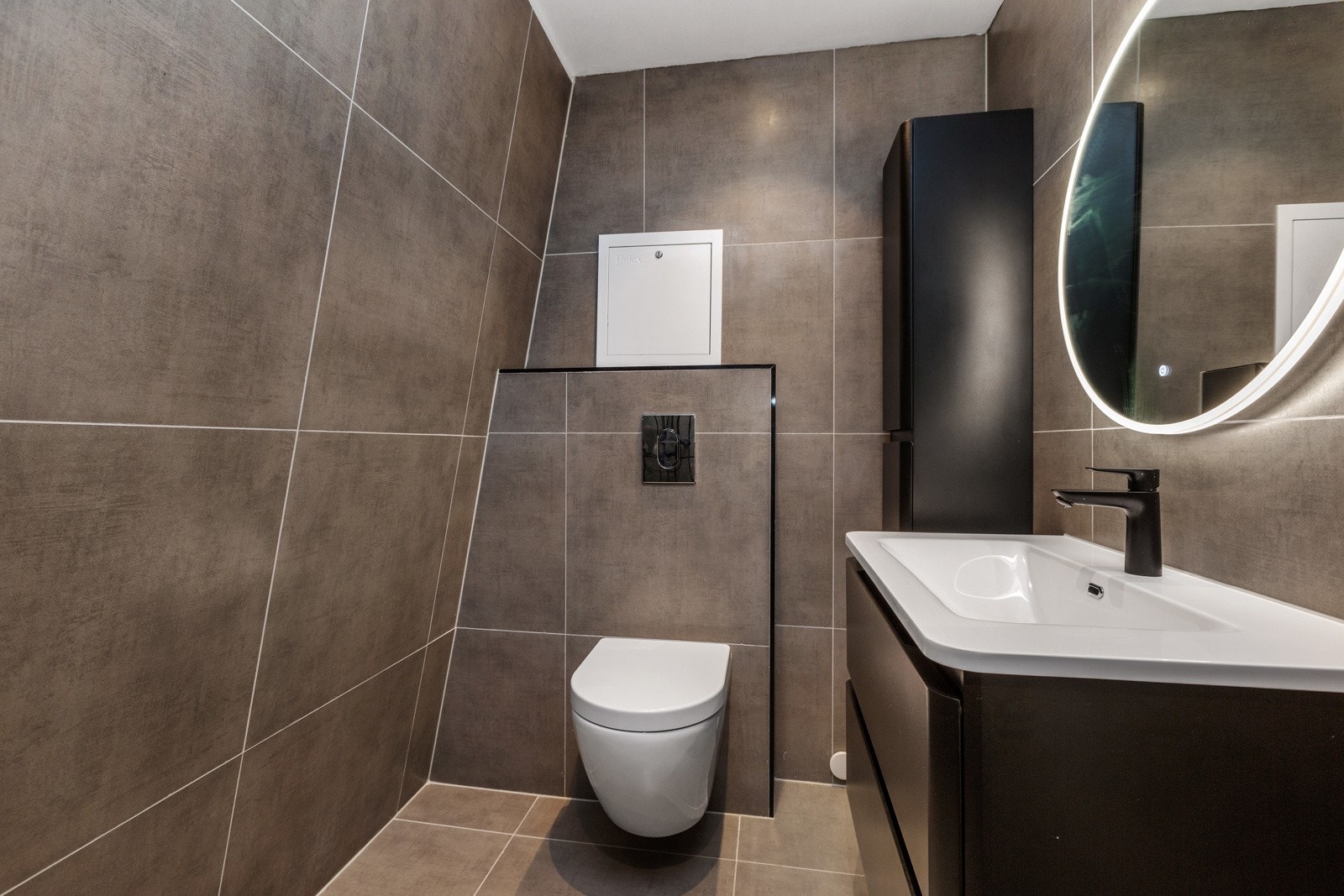 Badet har installertdusjhjørne med innfellbare dusjvegger, vask med underskap og veggehengt toalett Galleribilde