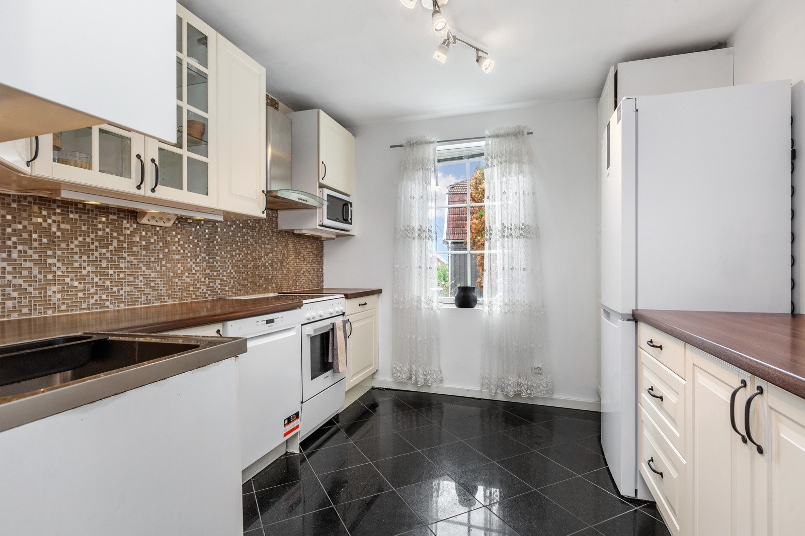 Lys kjøkkeninnredning Galleribilde