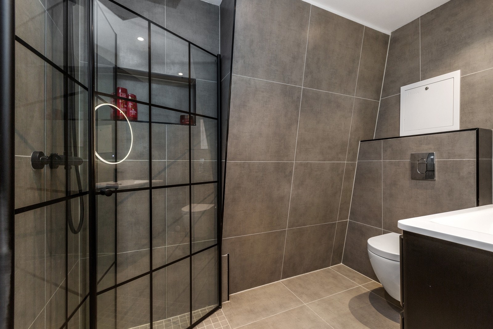 Flislagt nyere bad i 2.etg. med varmekabel i gulv Galleribilde