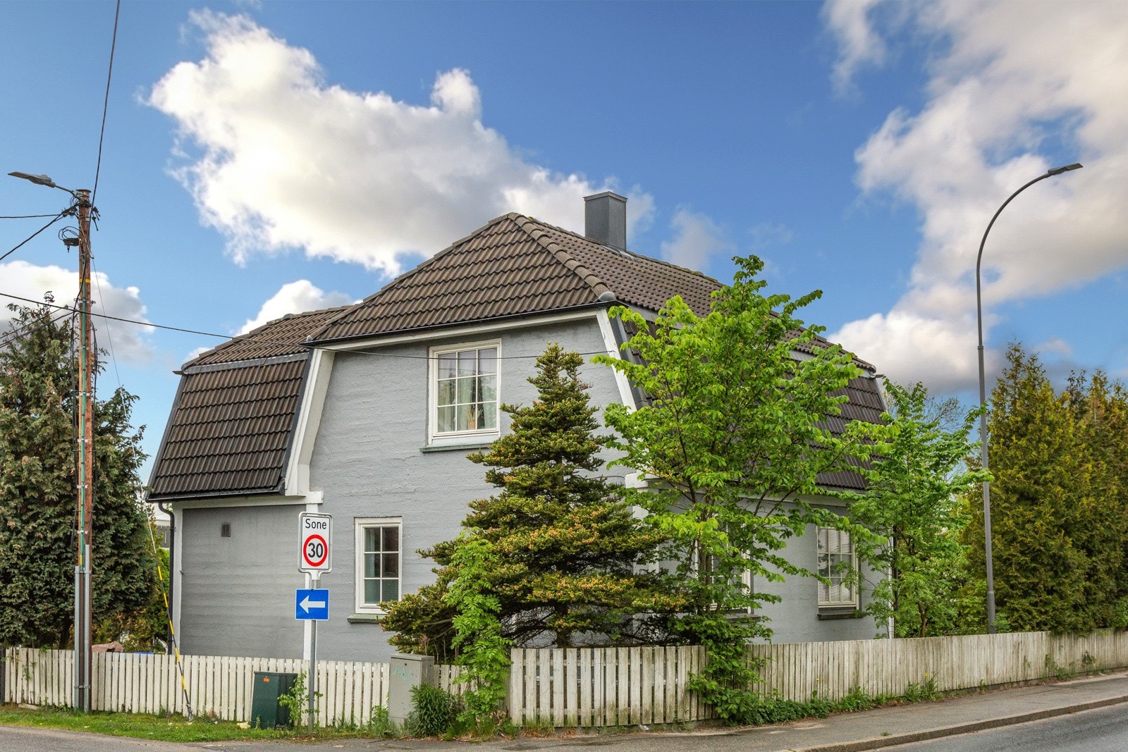 Sentrumsnær enebolig med hage Galleribilde